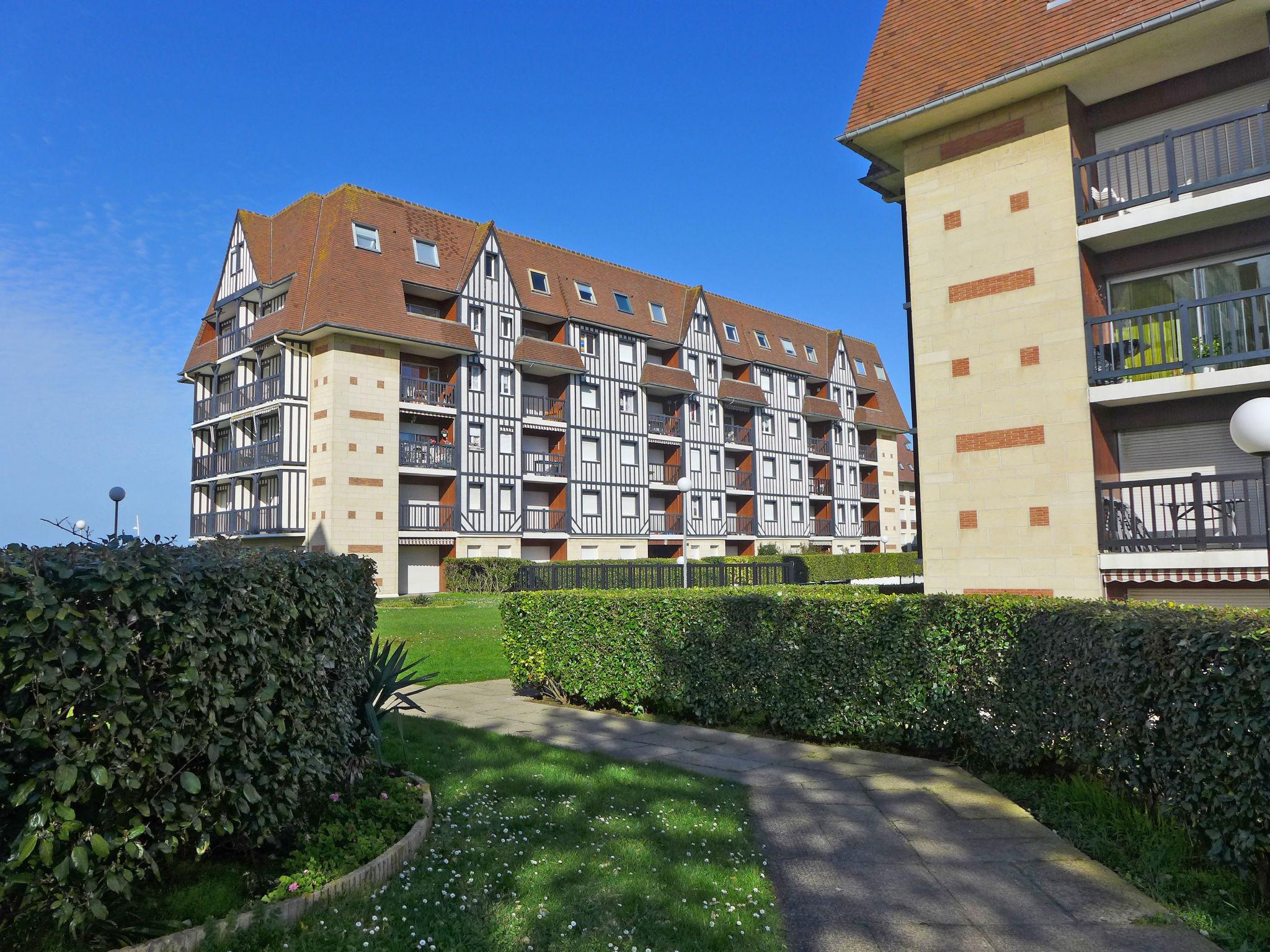 Foto 19 - Appartamento con 2 camere da letto a Cabourg con vista mare