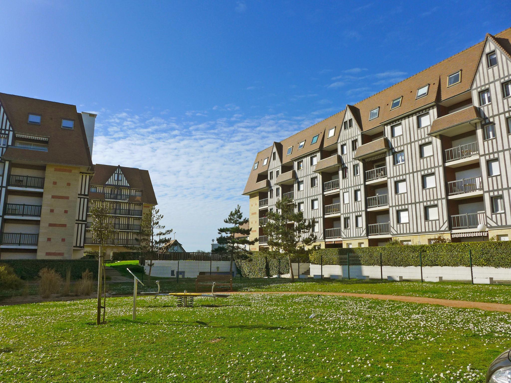 Foto 18 - Apartamento de 2 habitaciones en Cabourg con vistas al mar