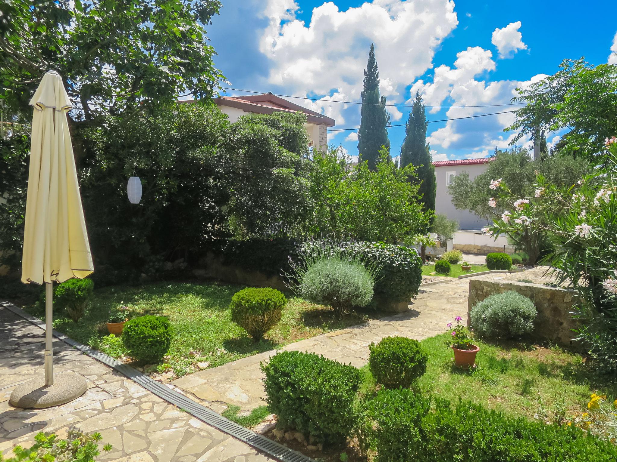 Photo 15 - Appartement de 2 chambres à Jasenice avec jardin et terrasse