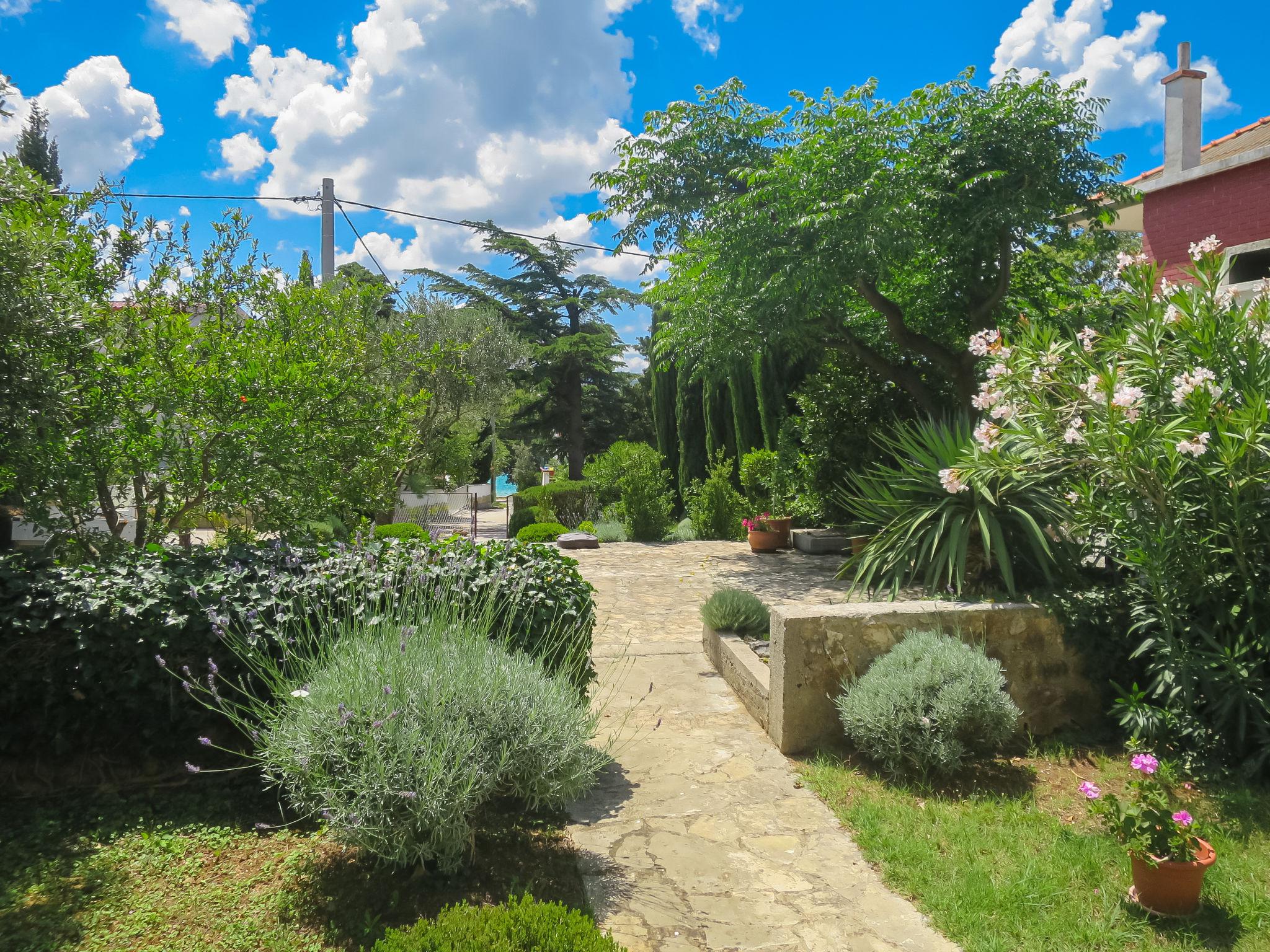 Foto 2 - Apartamento de 2 quartos em Jasenice com jardim e terraço