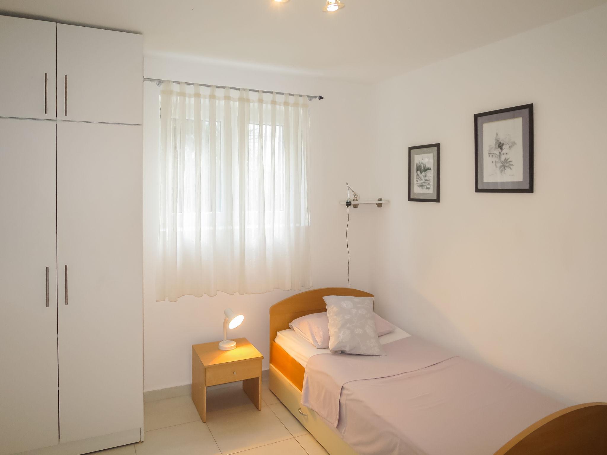 Foto 11 - Appartamento con 2 camere da letto a Jasenice con giardino e vista mare