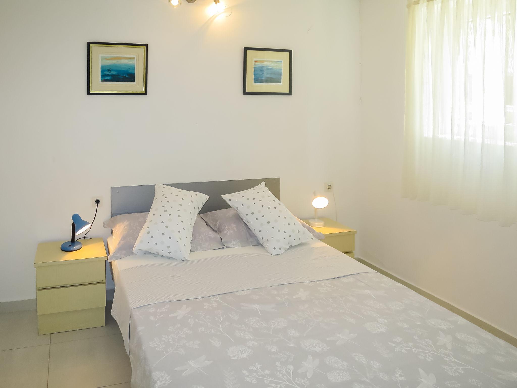 Foto 5 - Apartamento de 2 quartos em Jasenice com jardim e vistas do mar