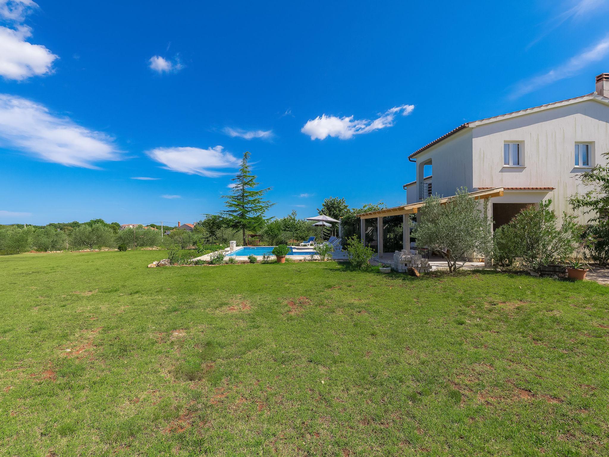 Foto 45 - Casa de 5 quartos em Ližnjan com piscina privada e vistas do mar