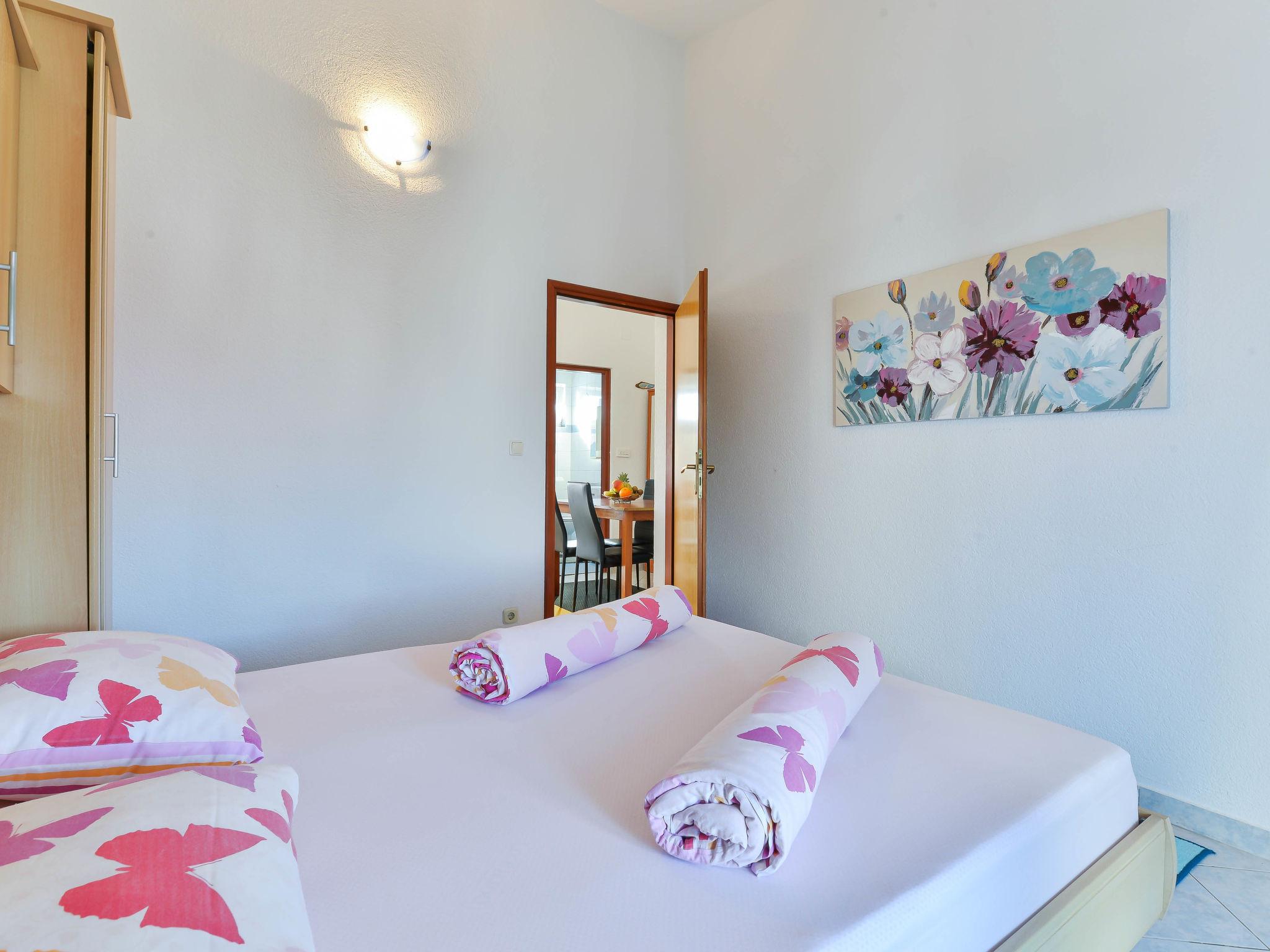 Foto 13 - Appartamento con 1 camera da letto a Privlaka con piscina e vista mare