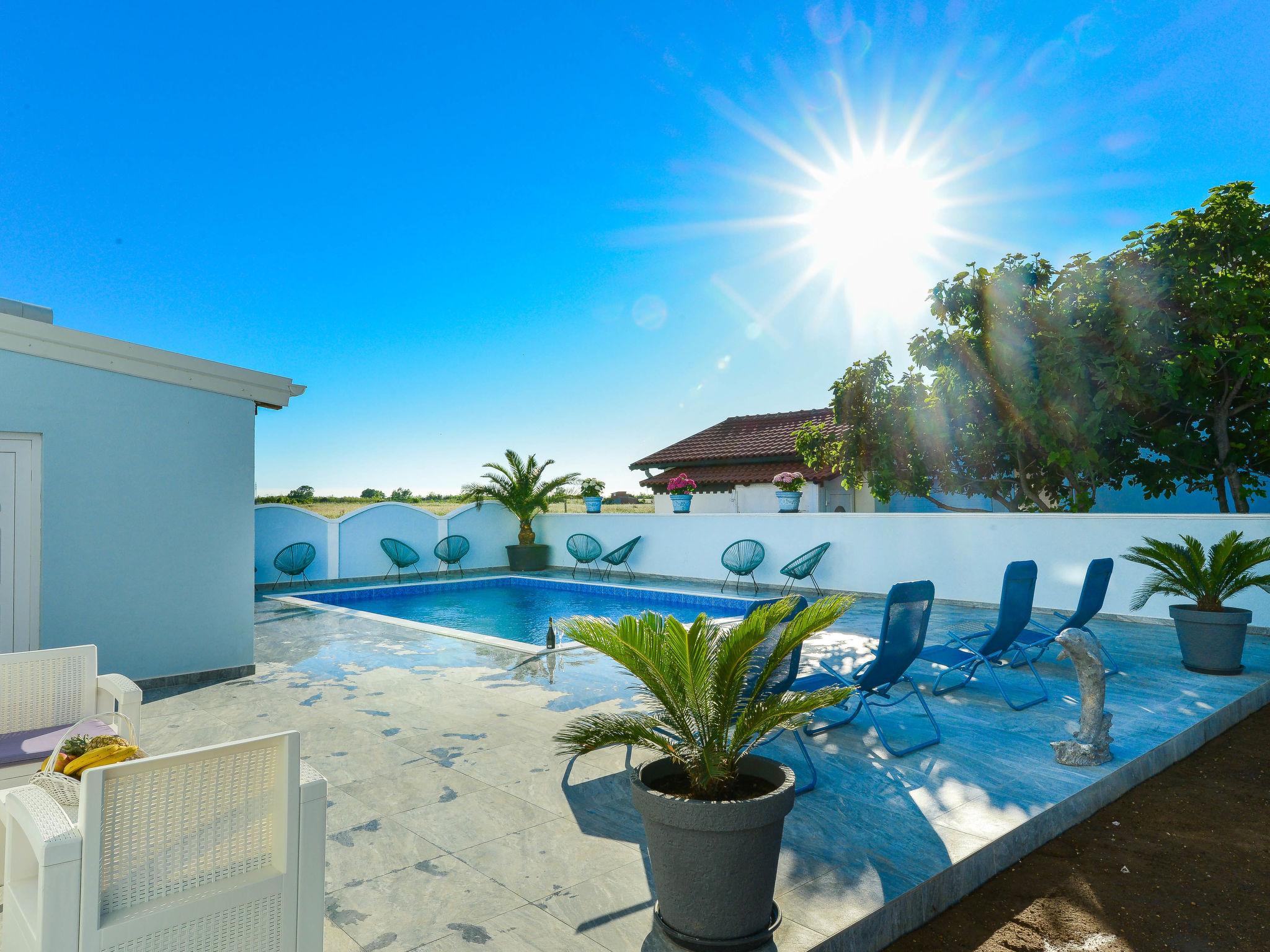 Foto 2 - Apartamento de 2 quartos em Privlaka com piscina e vistas do mar
