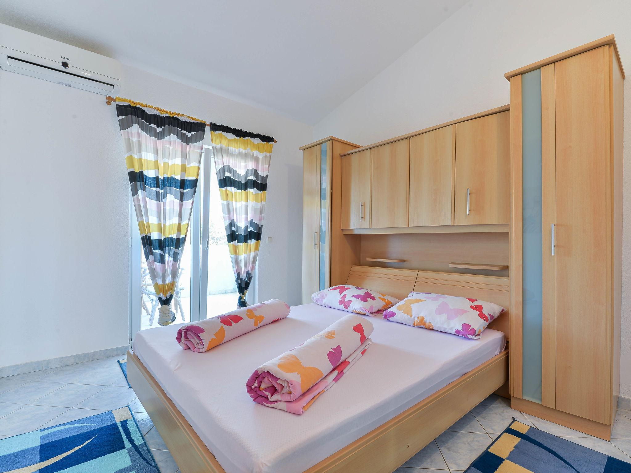 Foto 5 - Appartamento con 1 camera da letto a Privlaka con piscina e vista mare