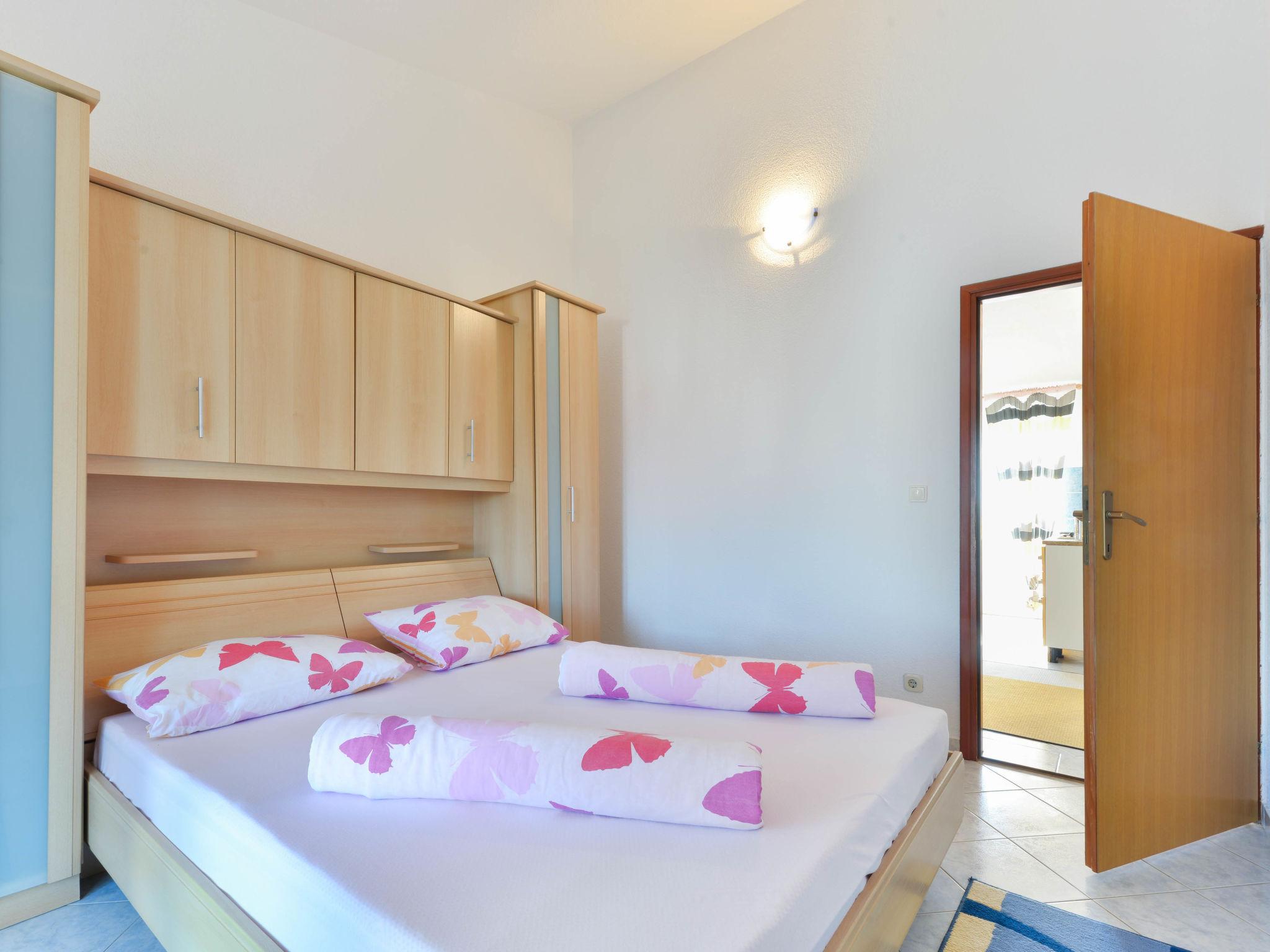 Foto 12 - Apartamento de 1 habitación en Privlaka con piscina y vistas al mar