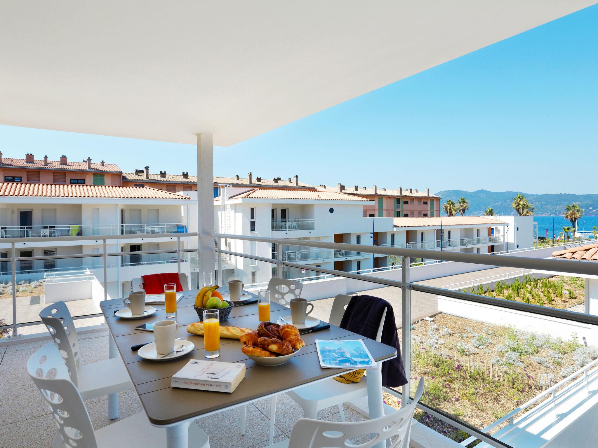 Foto 1 - Apartamento de 2 habitaciones en Saint-Mandrier-sur-Mer con piscina y vistas al mar