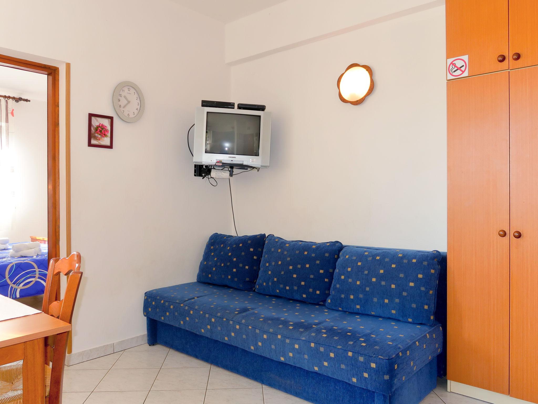 Foto 4 - Appartamento con 1 camera da letto a Dobrinj con piscina e vista mare