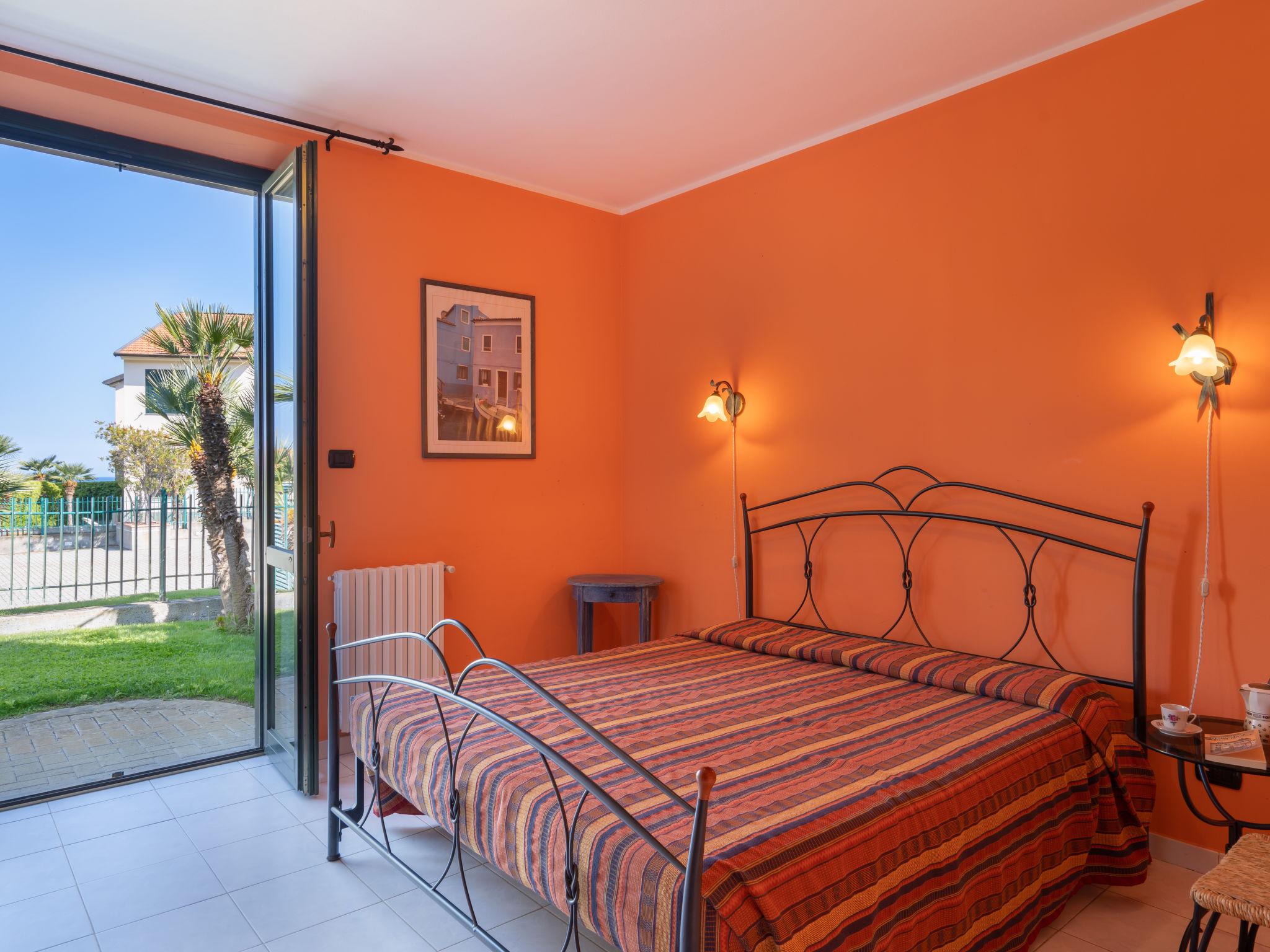 Foto 4 - Appartamento con 3 camere da letto a Cipressa con piscina e vista mare