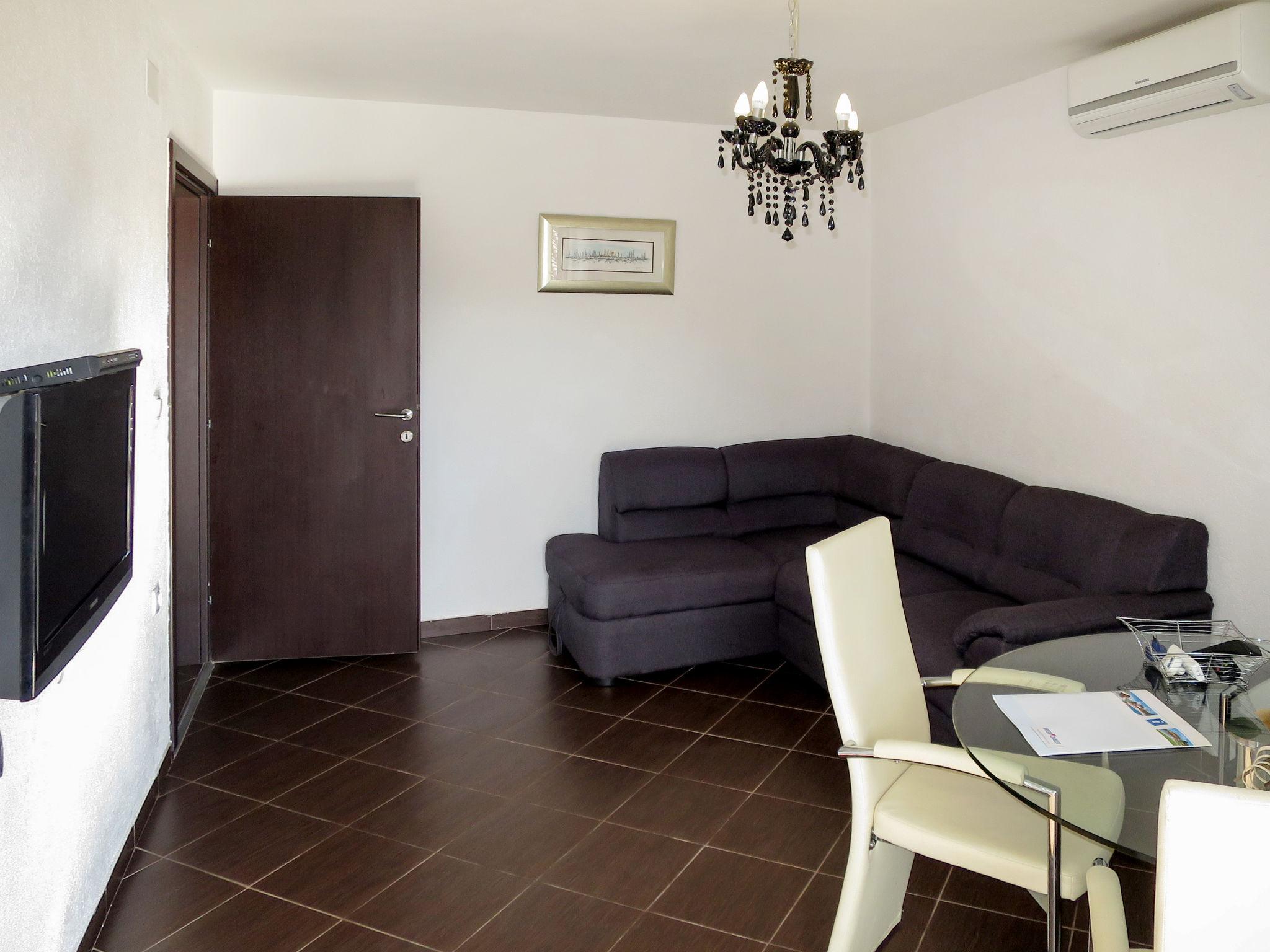 Foto 2 - Appartamento con 1 camera da letto a Tribunj con vista mare