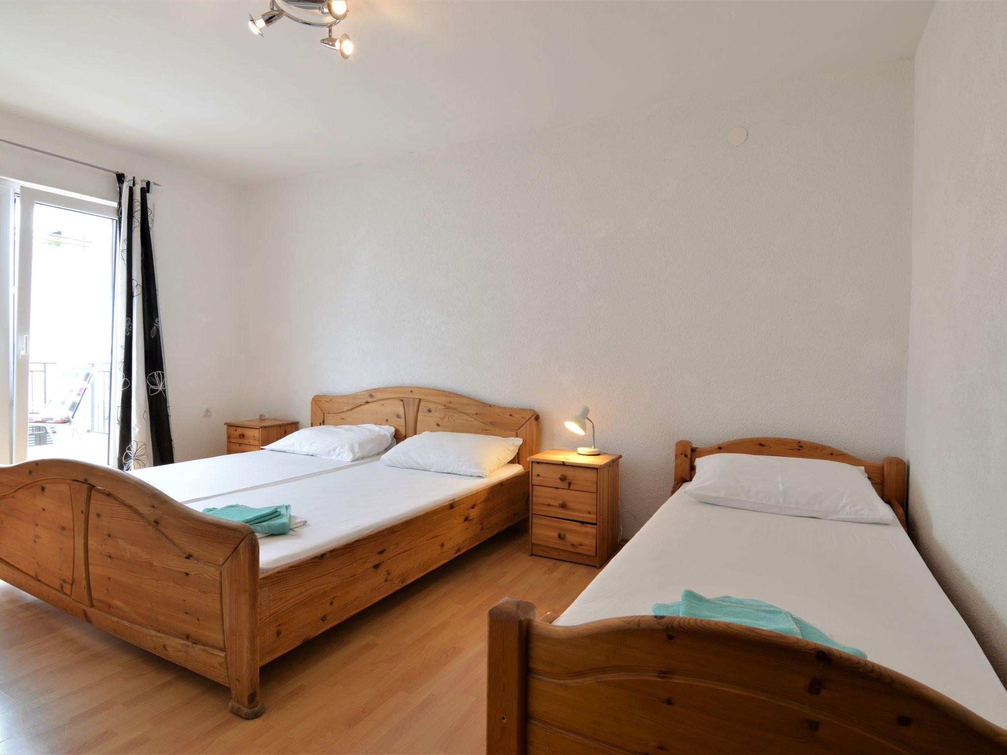 Foto 7 - Appartamento con 1 camera da letto a Tribunj con vista mare