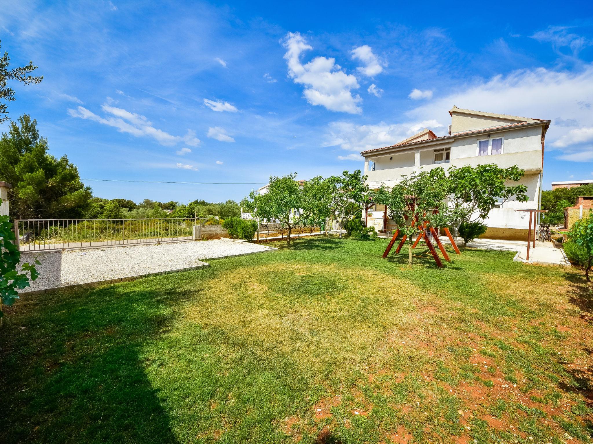 Foto 13 - Appartamento con 2 camere da letto a Sukošan con terrazza e vista mare