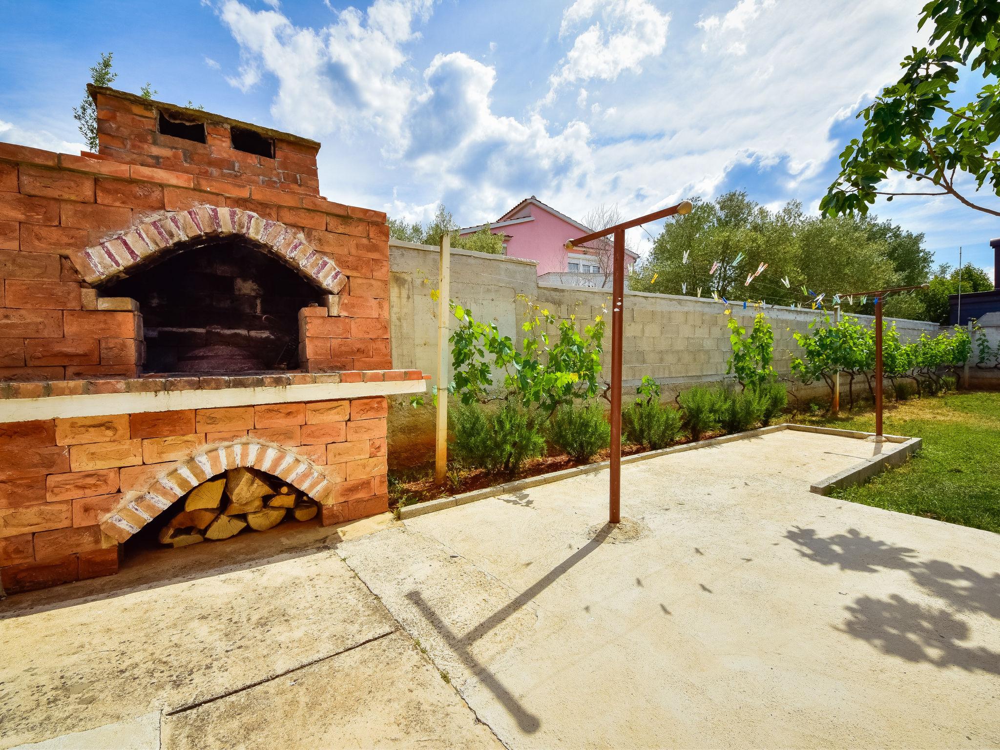 Foto 15 - Apartamento de 2 quartos em Sukošan com terraço