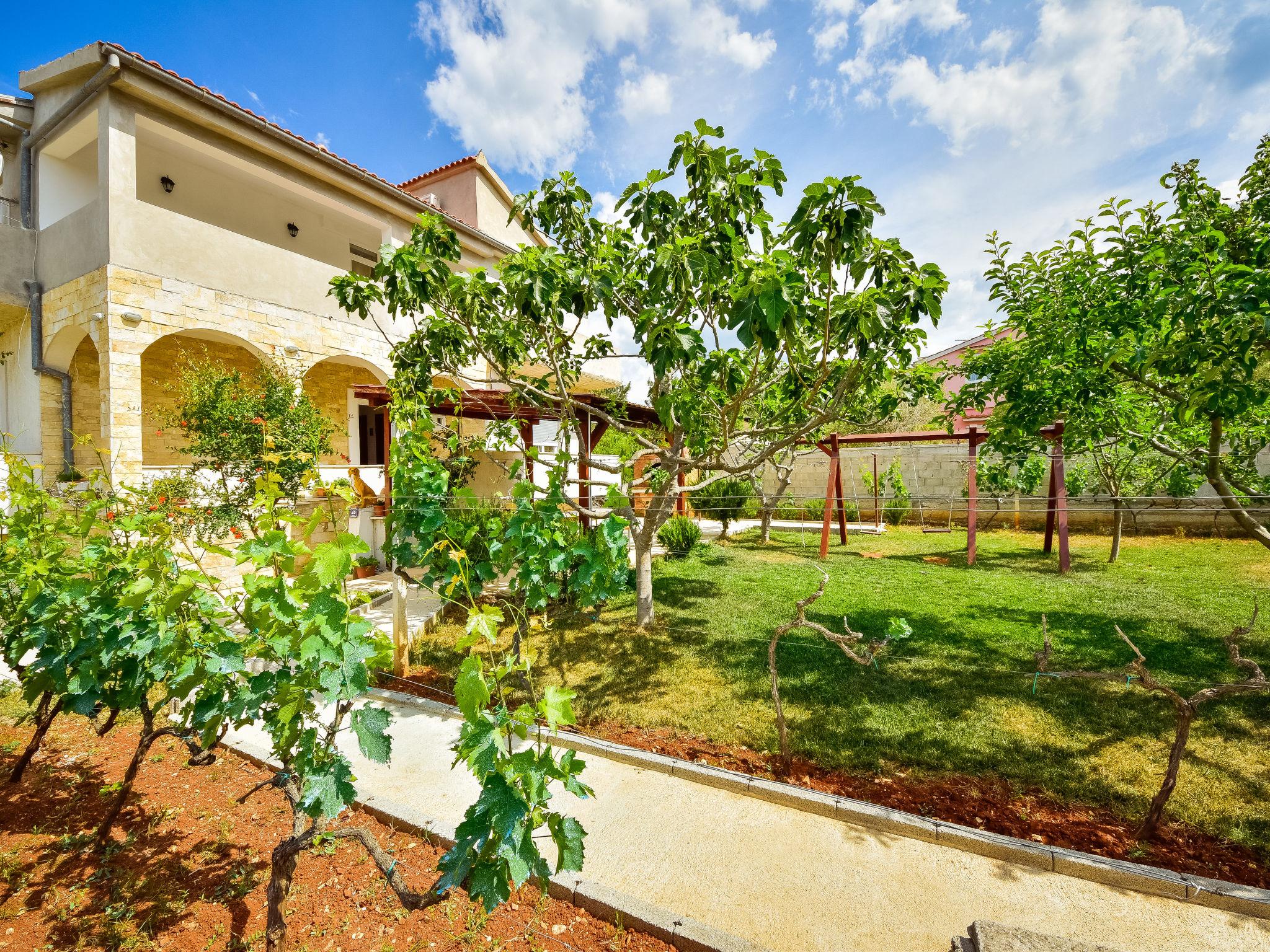 Photo 16 - Appartement de 2 chambres à Sukošan avec jardin et terrasse