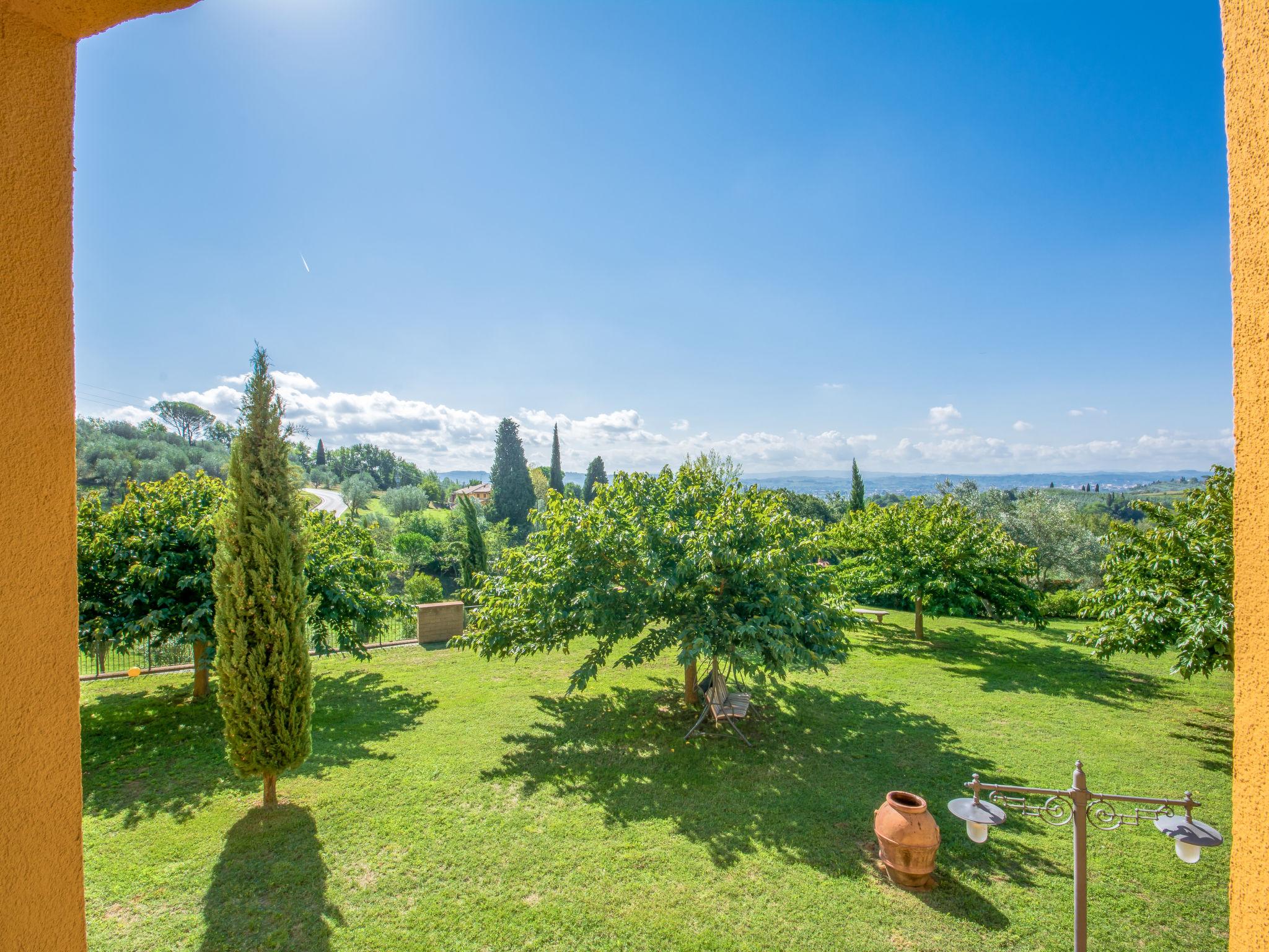 Foto 2 - Appartamento con 2 camere da letto a Capraia e Limite con piscina e giardino