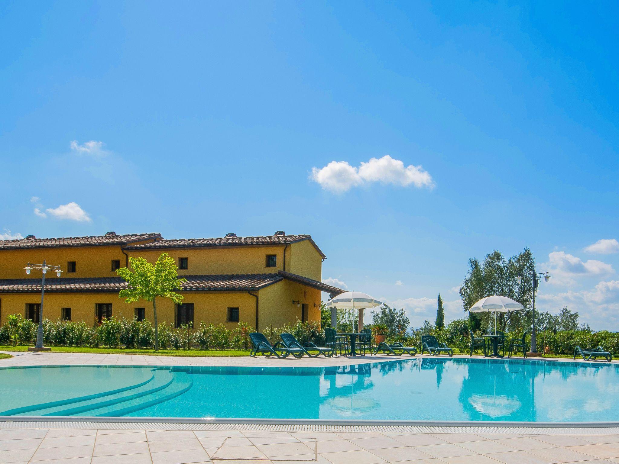 Foto 6 - Appartamento con 2 camere da letto a Capraia e Limite con piscina