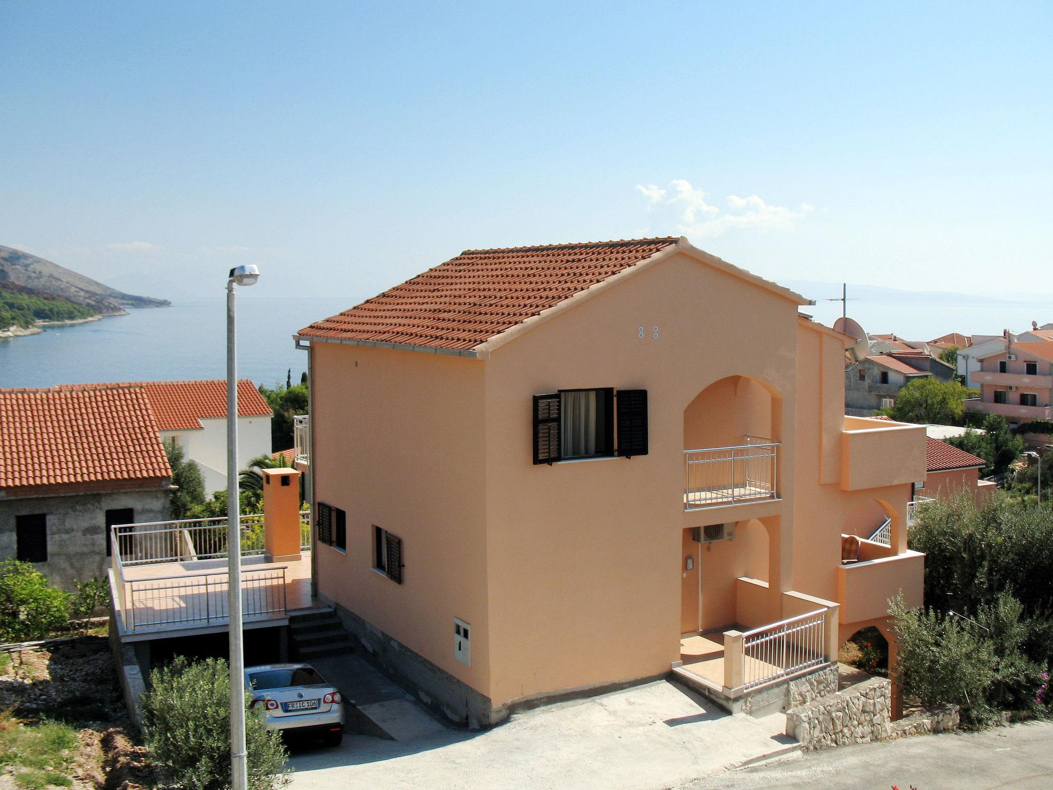 Photo 8 - Appartement de 2 chambres à Okrug avec terrasse et vues à la mer