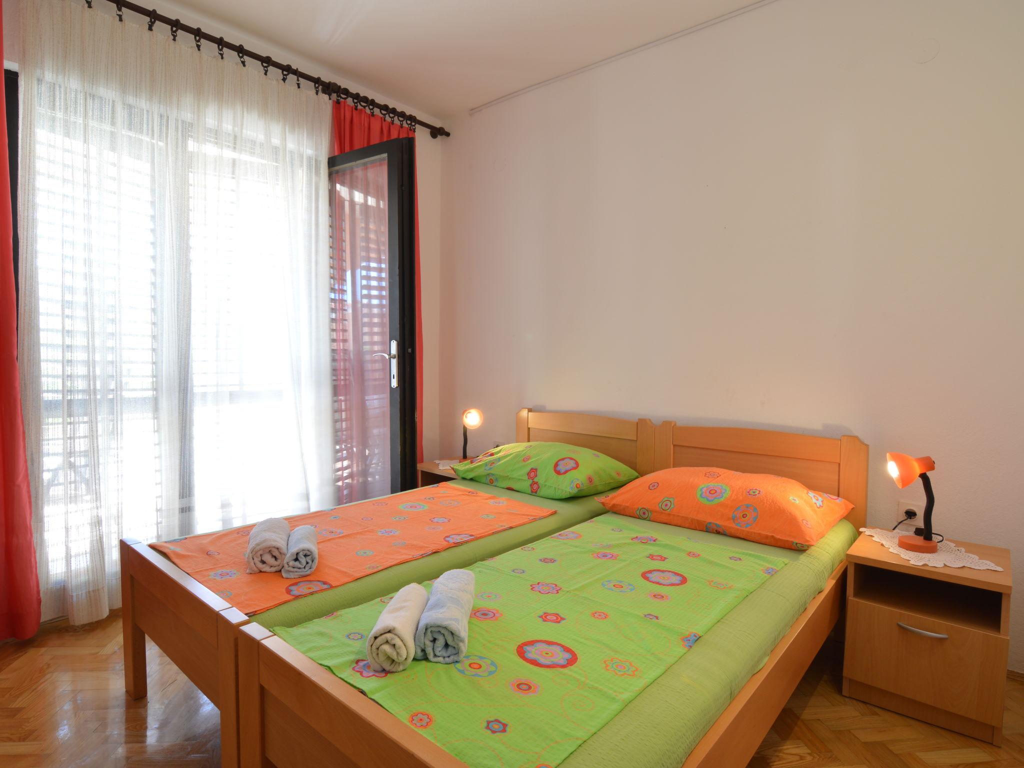 Foto 5 - Appartamento con 2 camere da letto a Okrug con terrazza e vista mare