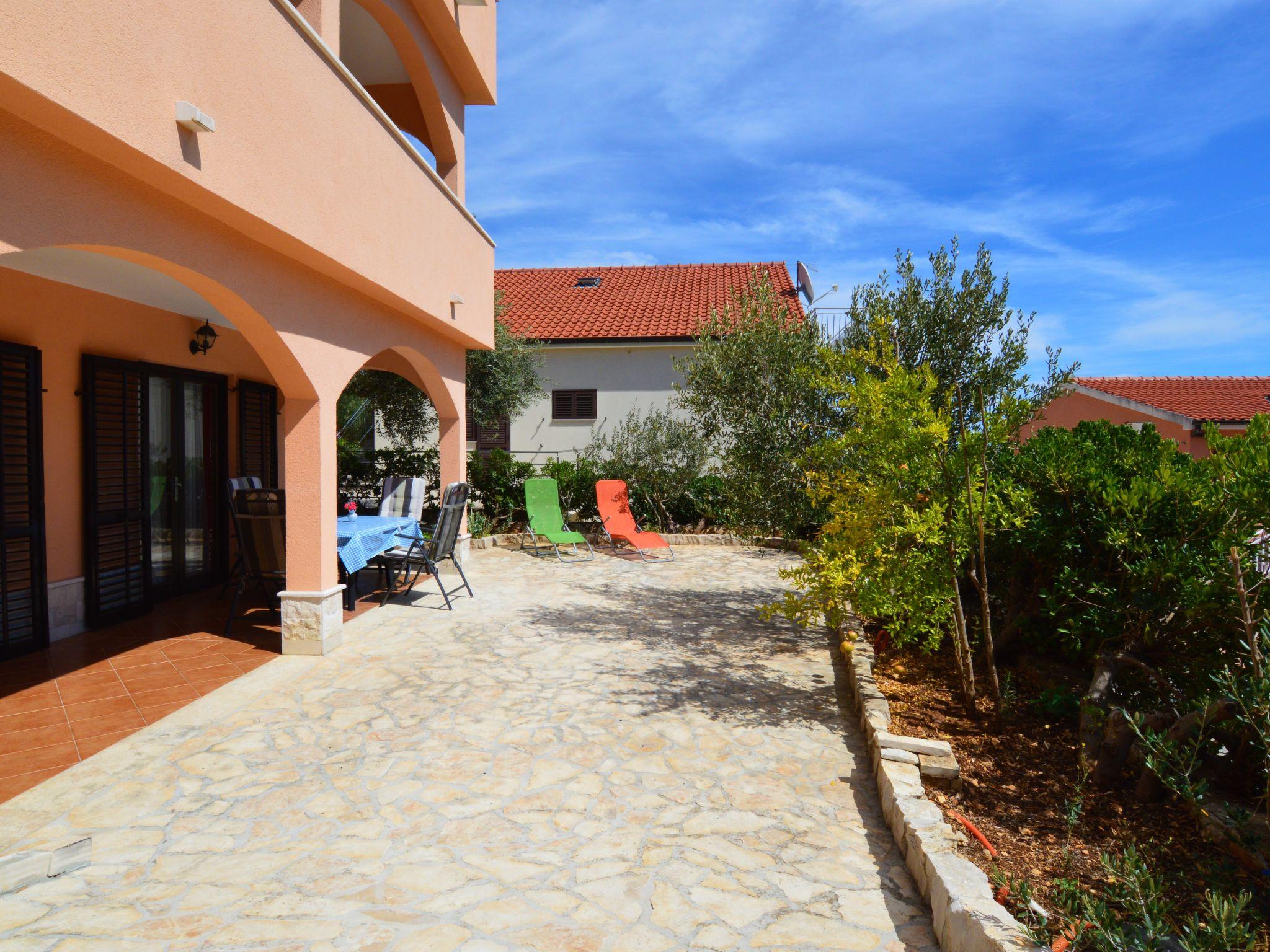 Photo 2 - Appartement de 2 chambres à Okrug avec jardin et terrasse