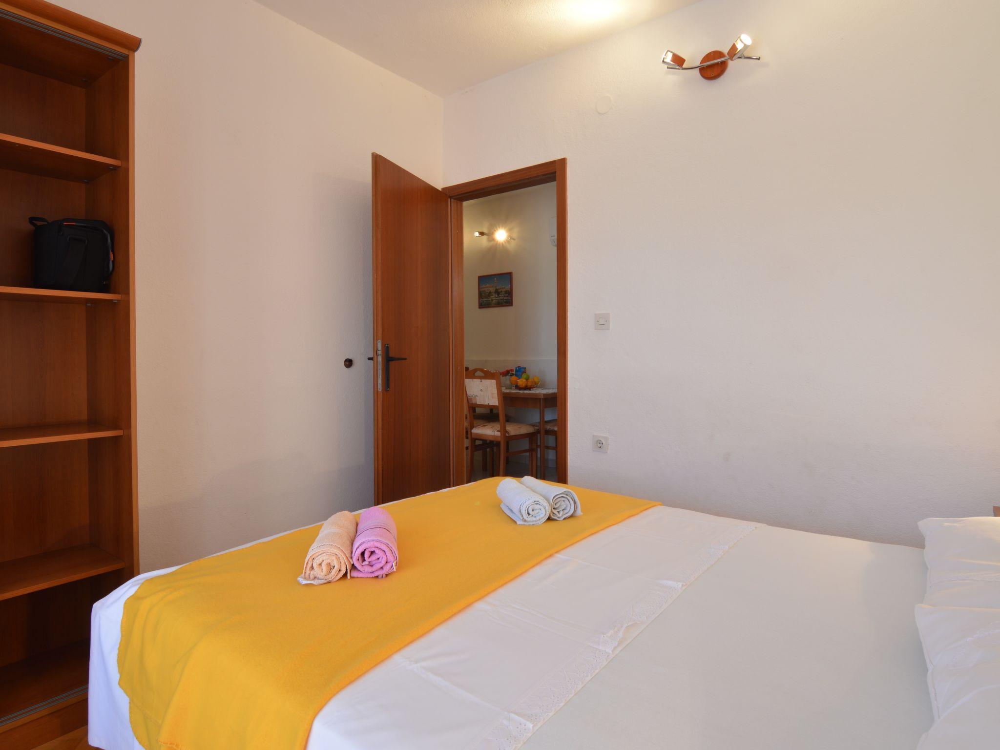 Foto 6 - Appartamento con 2 camere da letto a Okrug con terrazza e vista mare