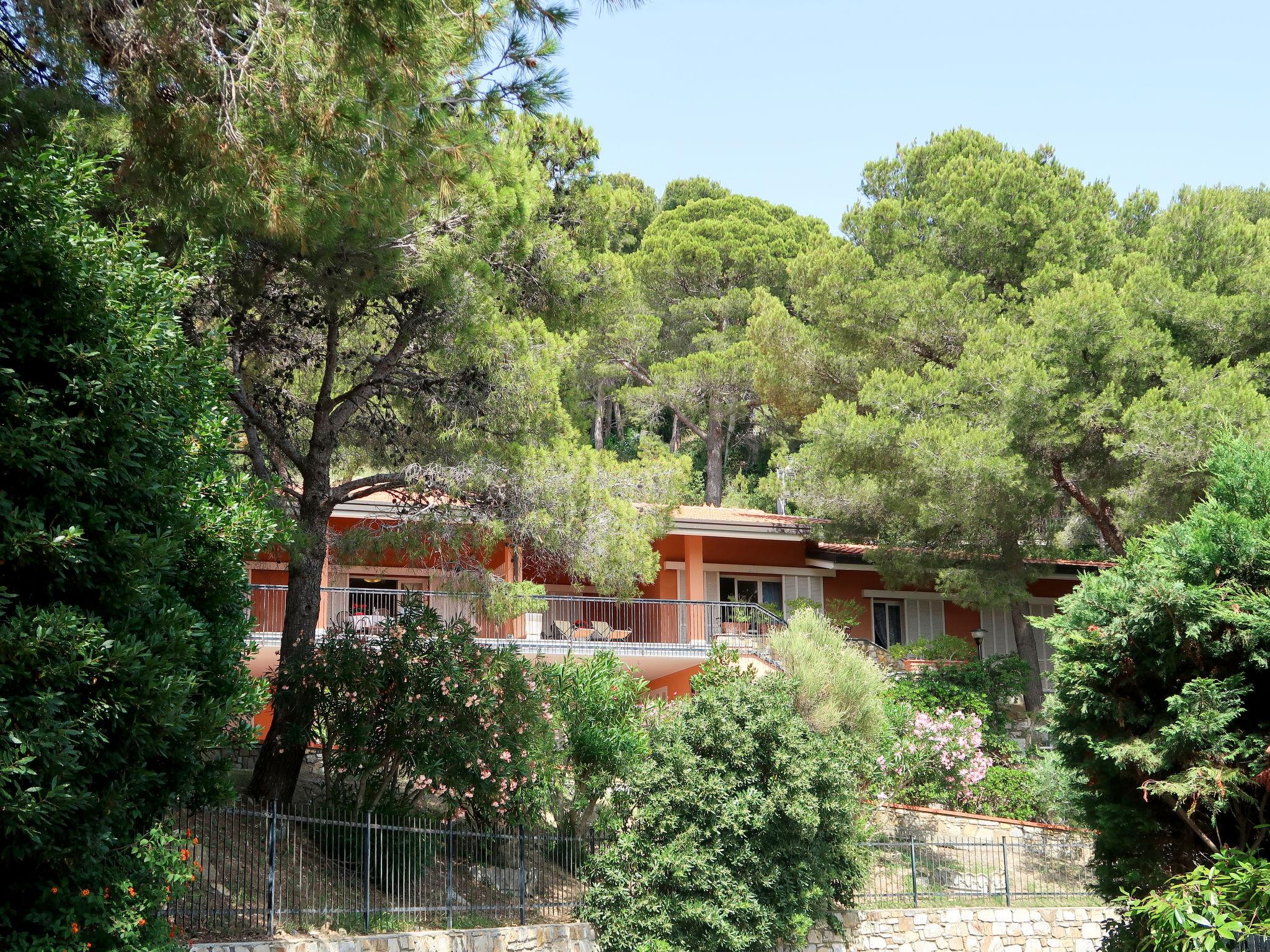 Photo 2 - Appartement de 2 chambres à Andora avec jardin et vues à la mer