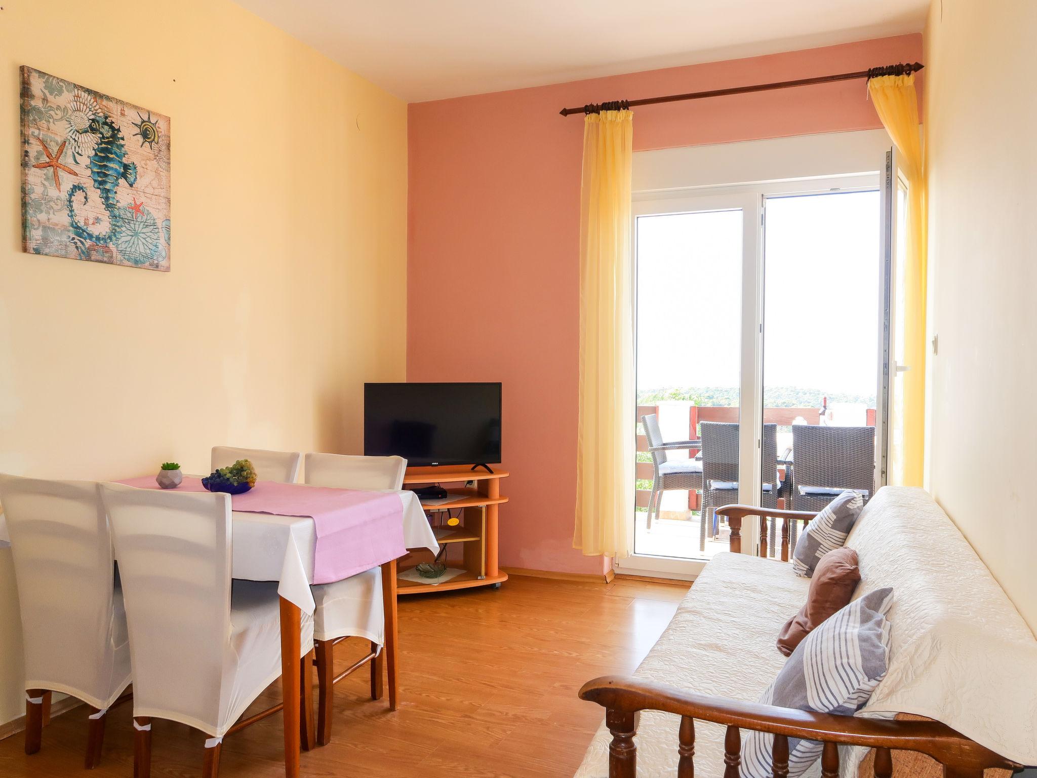 Photo 10 - 2 bedroom Apartment in Rab with garden and sea view