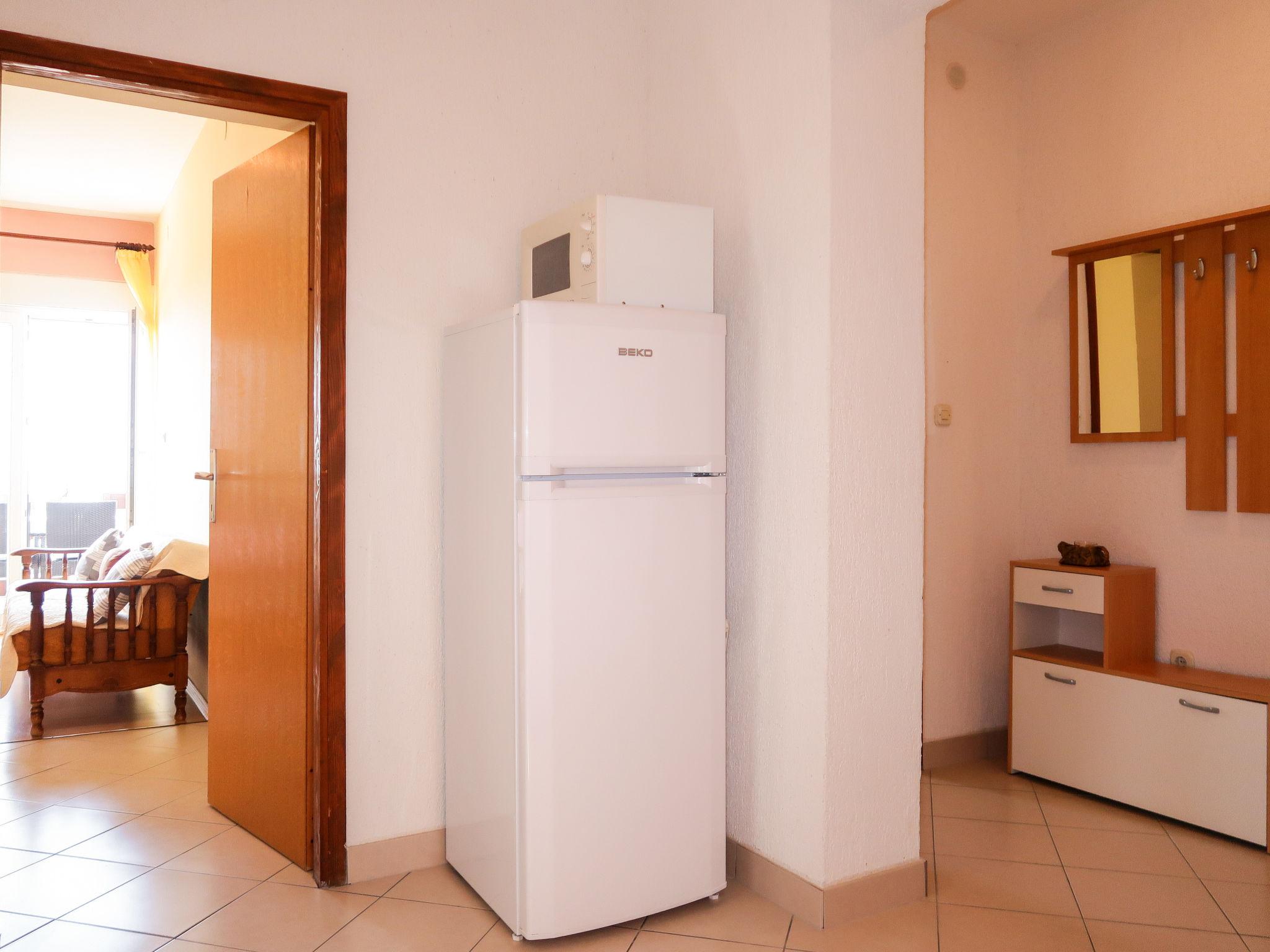 Foto 8 - Apartamento de 2 quartos em Rab com jardim