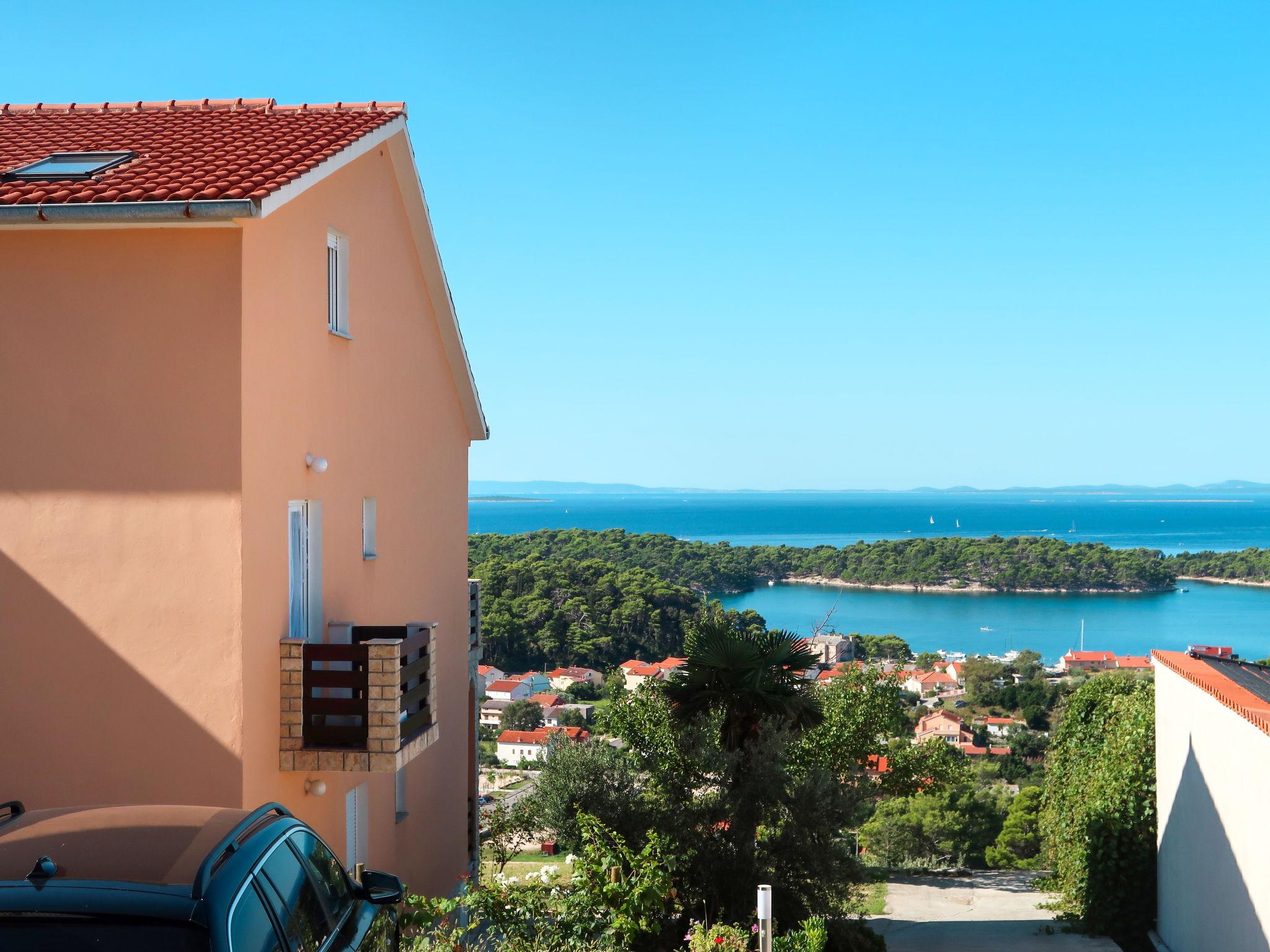 Photo 2 - 2 bedroom Apartment in Rab with garden and sea view