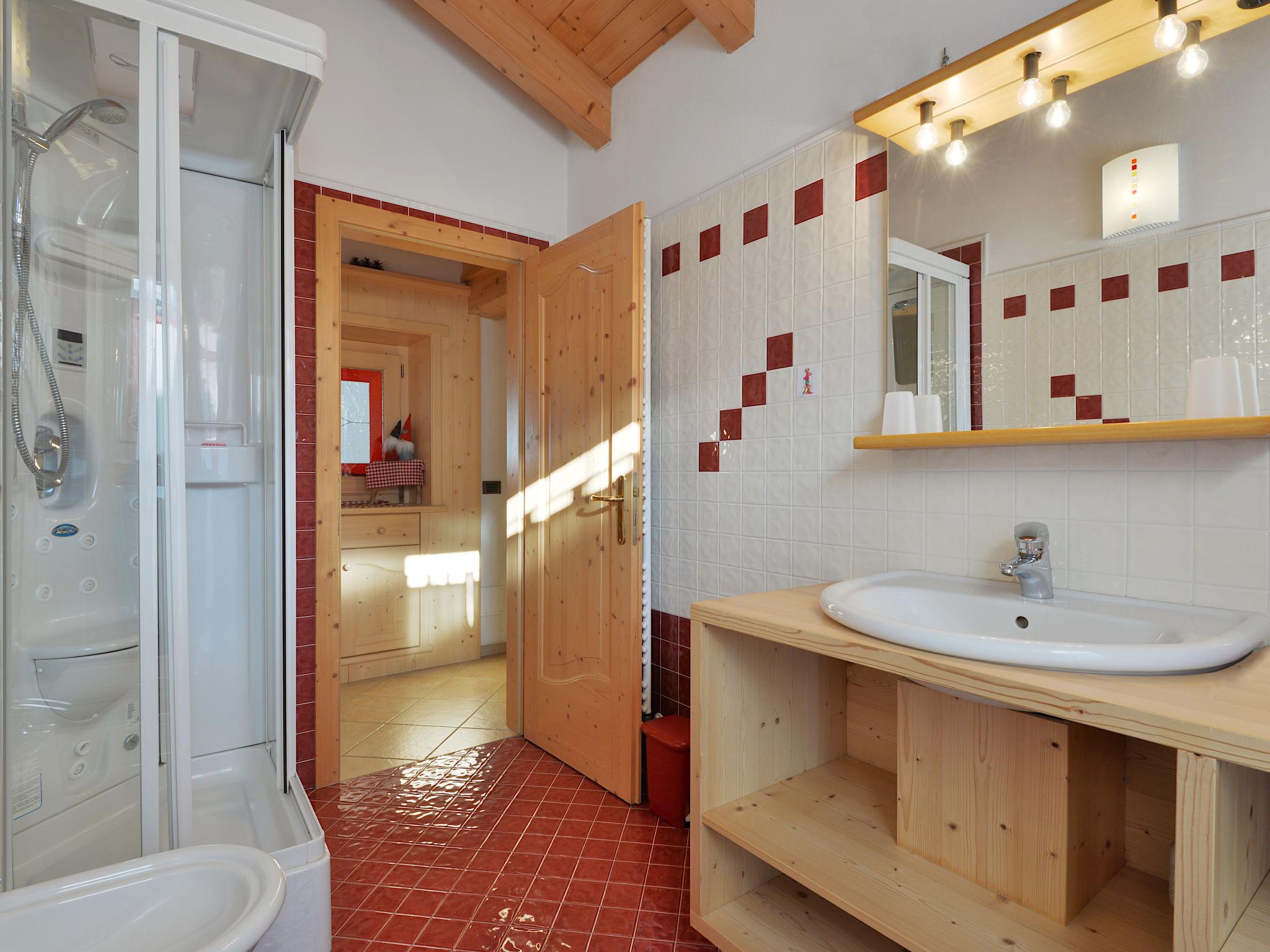 Foto 18 - Apartment mit 3 Schlafzimmern in San Giovanni di Fassa-Sèn Jan mit blick auf die berge