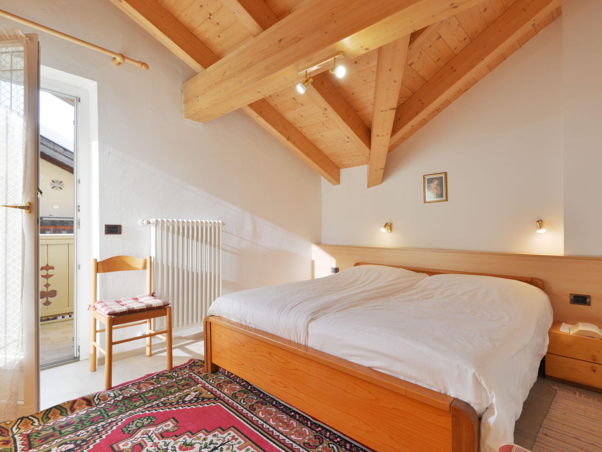 Foto 13 - Apartment mit 3 Schlafzimmern in San Giovanni di Fassa-Sèn Jan mit blick auf die berge