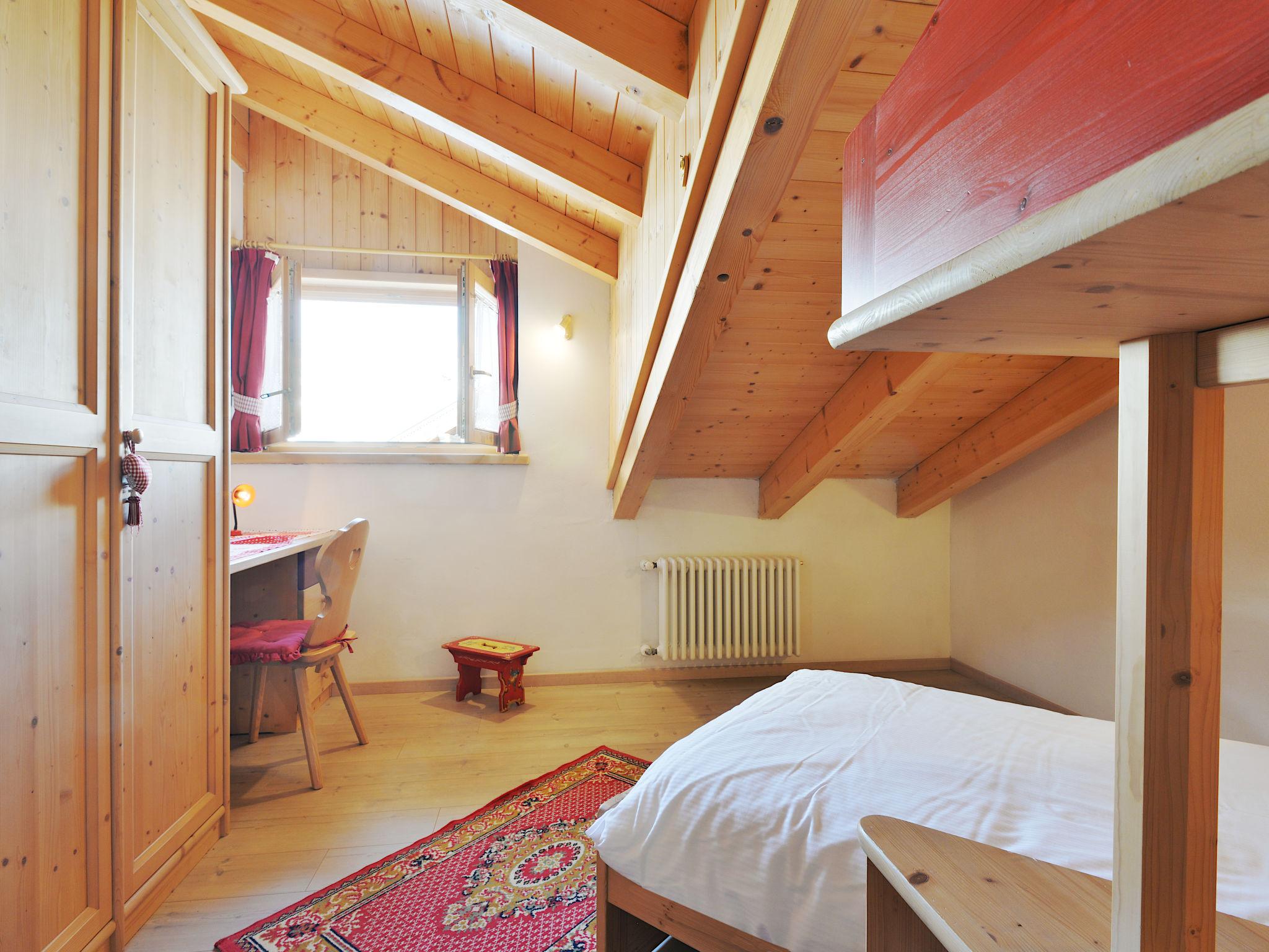 Foto 15 - Appartamento con 3 camere da letto a San Giovanni di Fassa-Sèn Jan con vista sulle montagne