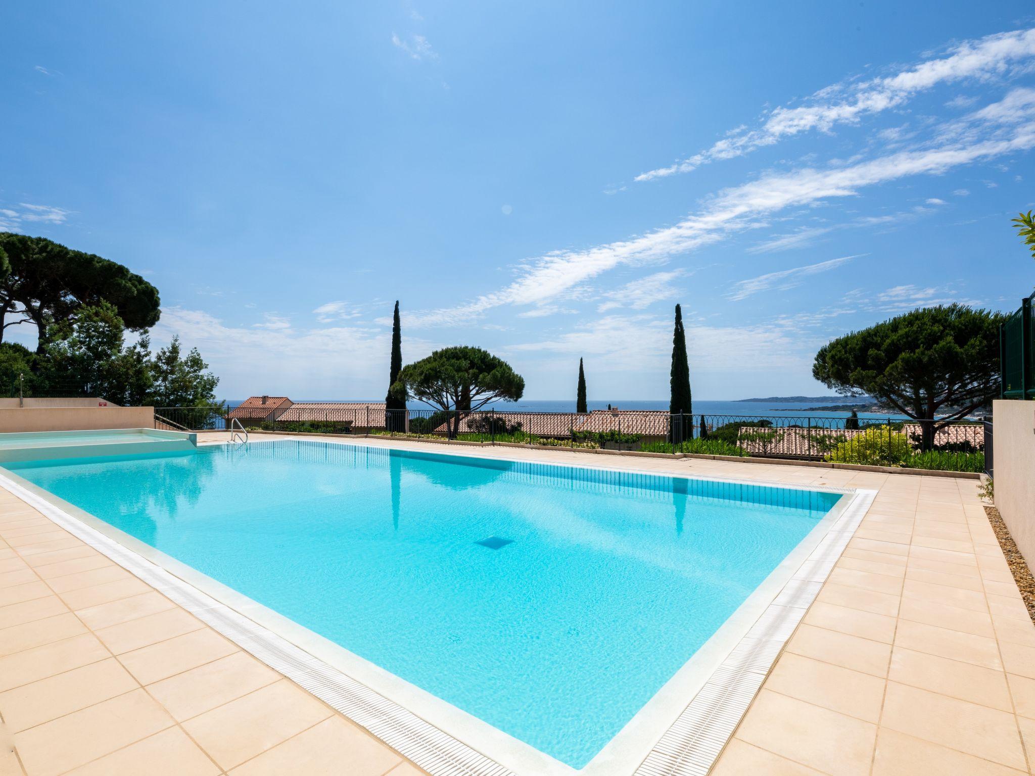 Photo 2 - Apartment in Sainte-Maxime with swimming pool and garden