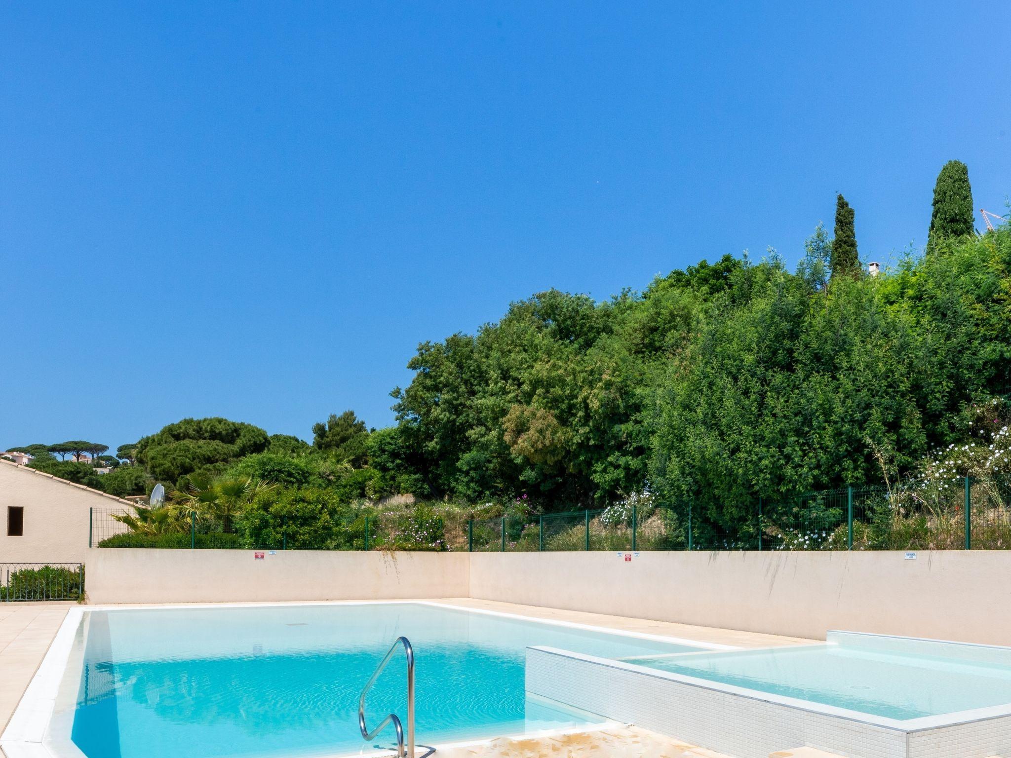 Photo 14 - Apartment in Sainte-Maxime with swimming pool and garden