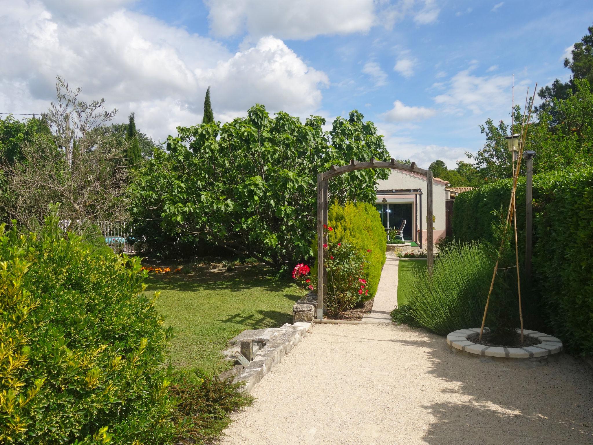 Foto 13 - Apartamento en Caumont-sur-Durance con piscina privada y jardín