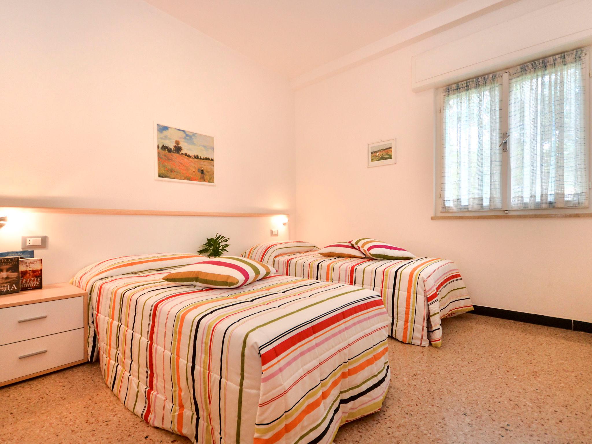 Photo 2 - 2 bedroom Apartment in Lignano Sabbiadoro with garden and terrace