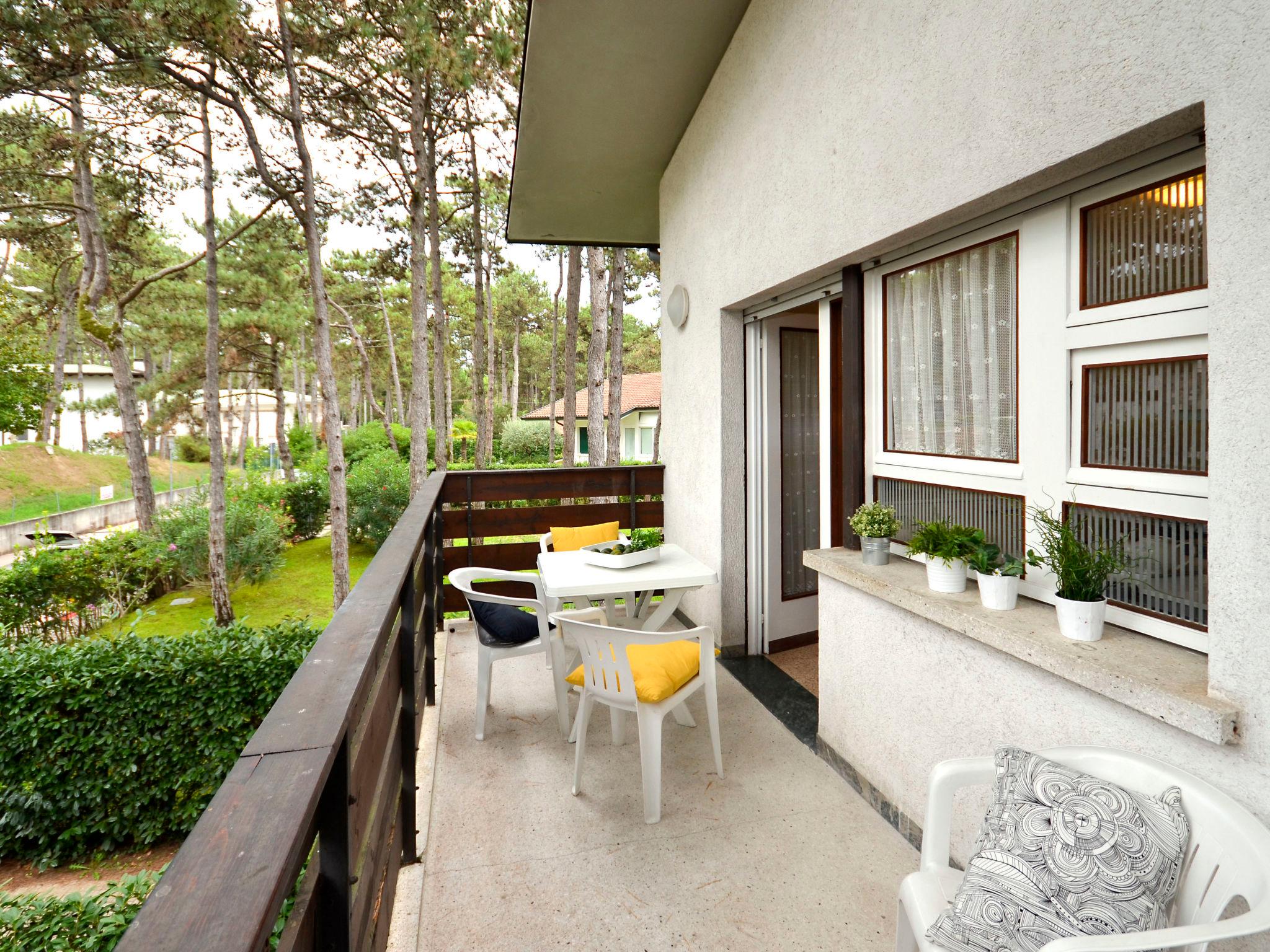 Photo 3 - 2 bedroom Apartment in Lignano Sabbiadoro with garden and terrace