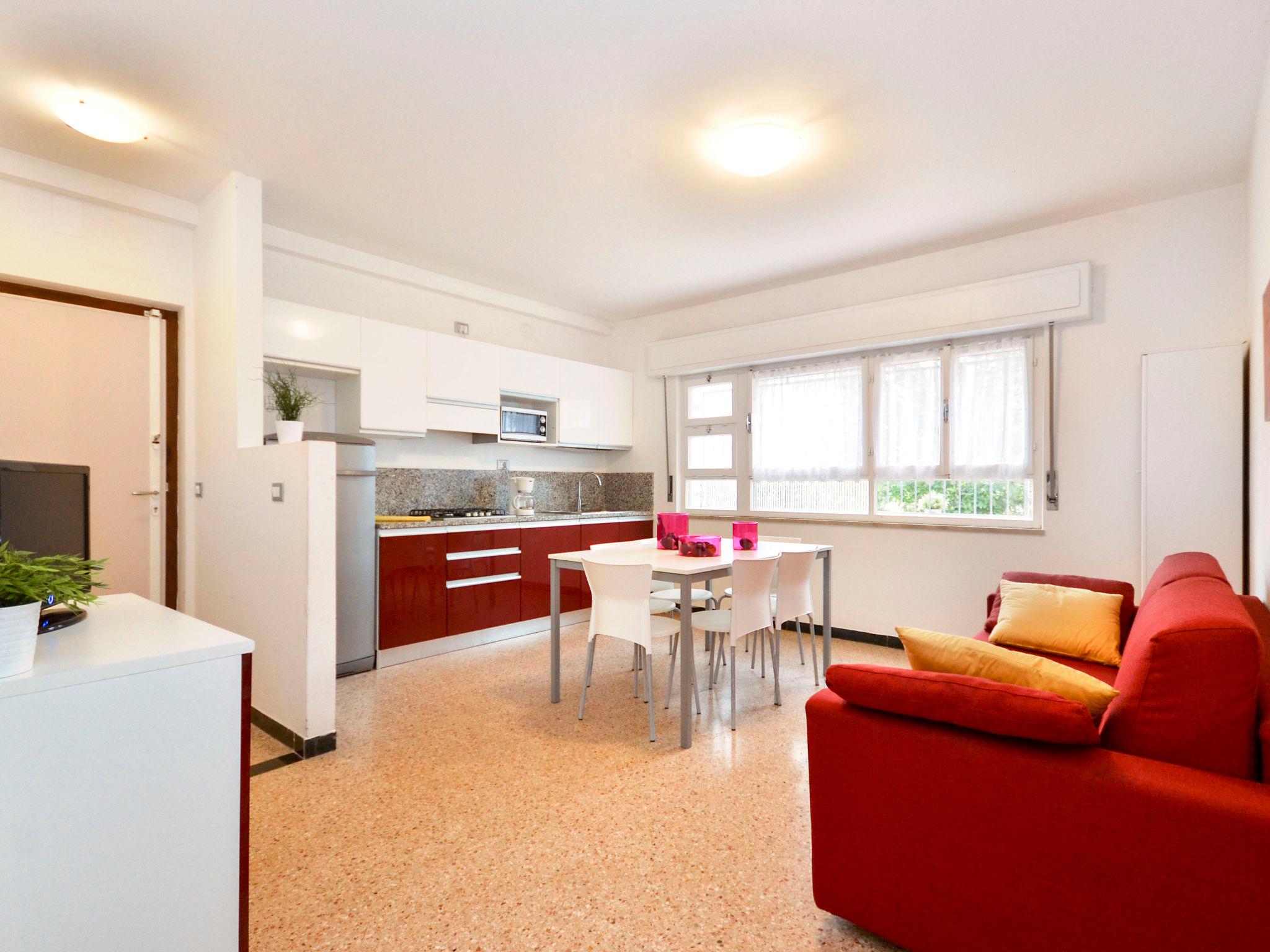 Photo 4 - Appartement de 2 chambres à Lignano Sabbiadoro avec terrasse et vues à la mer
