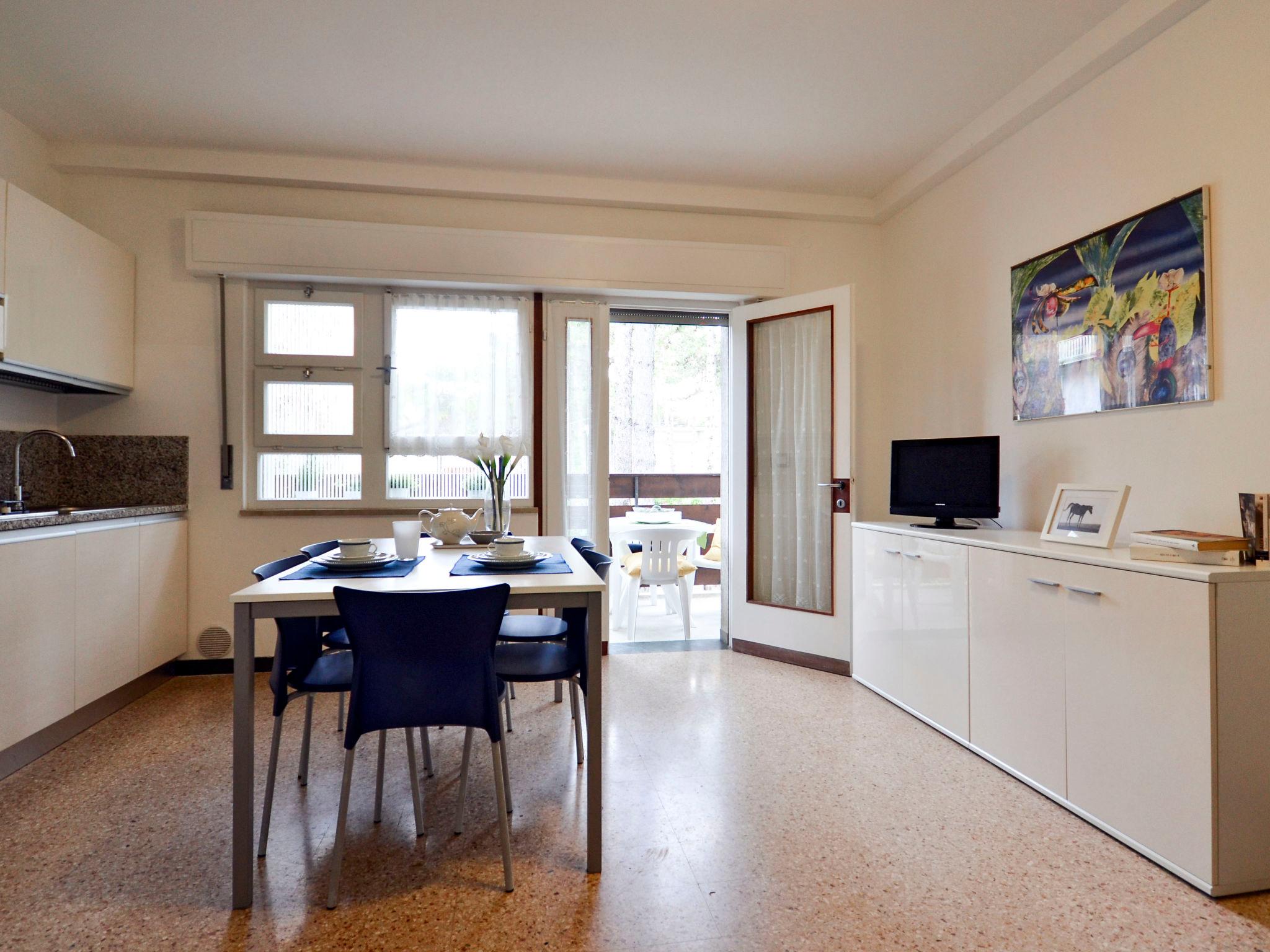 Foto 5 - Apartamento de 2 quartos em Lignano Sabbiadoro com jardim e terraço