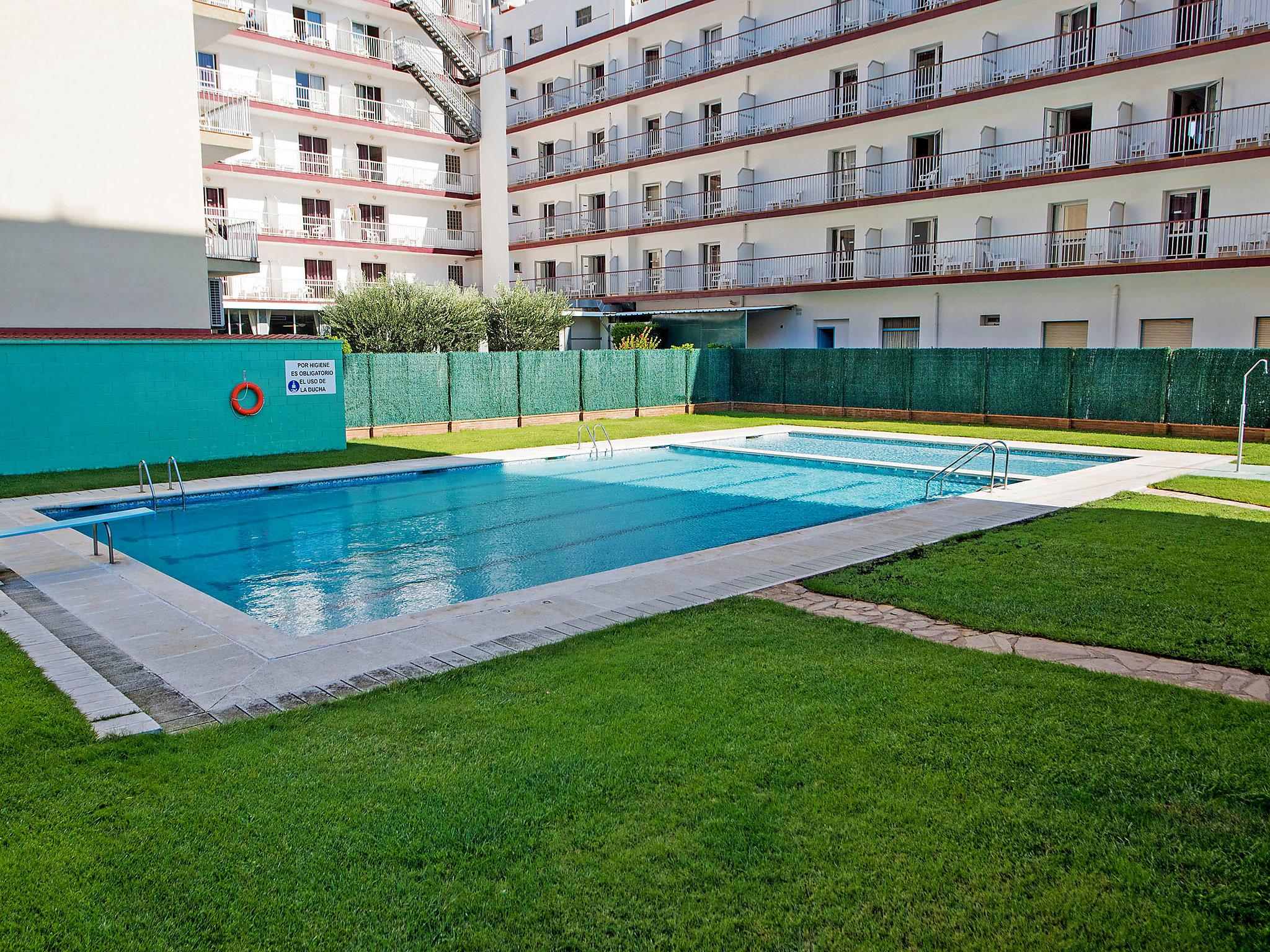 Foto 1 - Appartamento con 3 camere da letto a Malgrat de Mar con piscina e vista mare