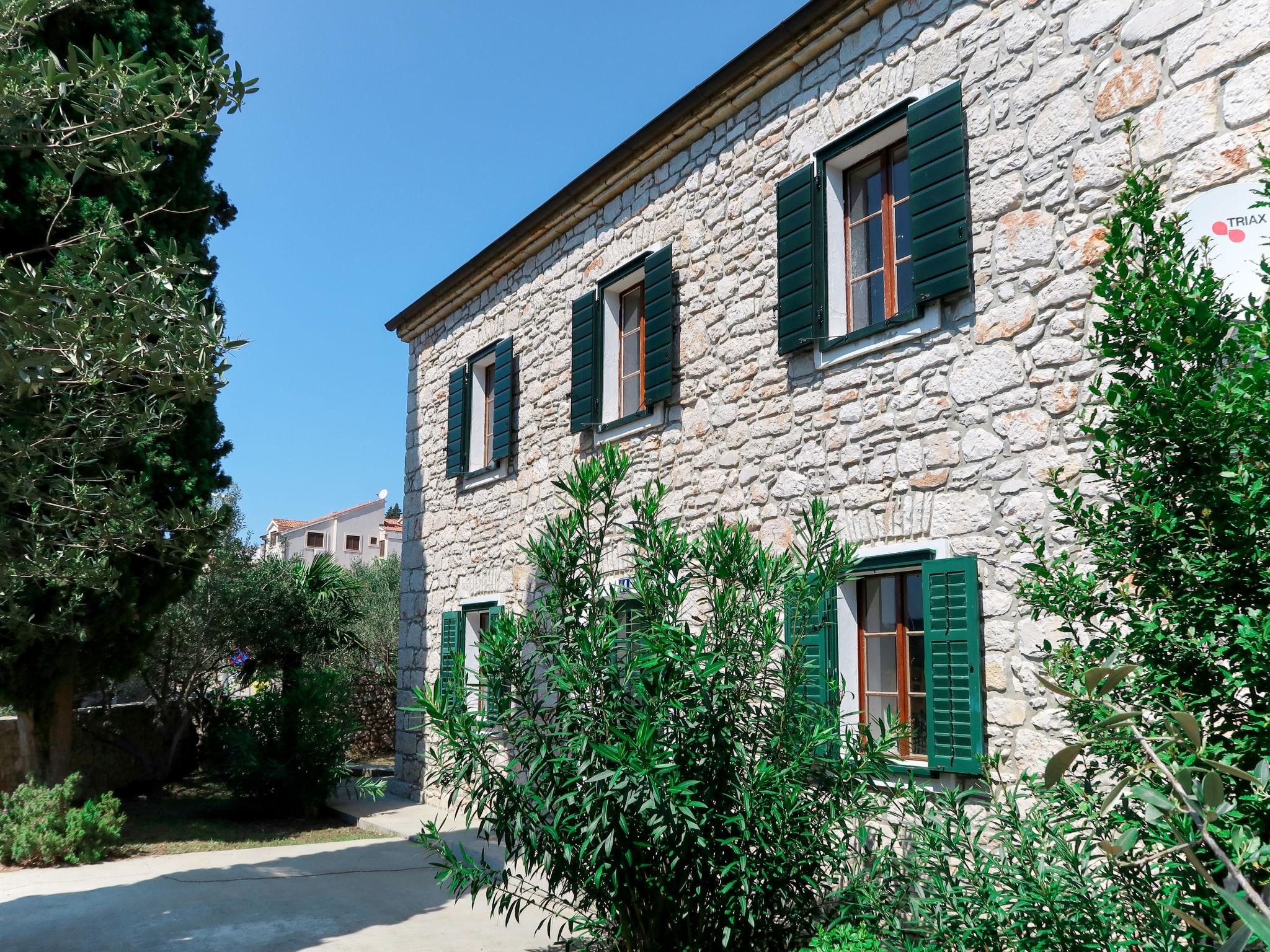 Photo 3 - Maison de 3 chambres à Tisno avec jardin et terrasse