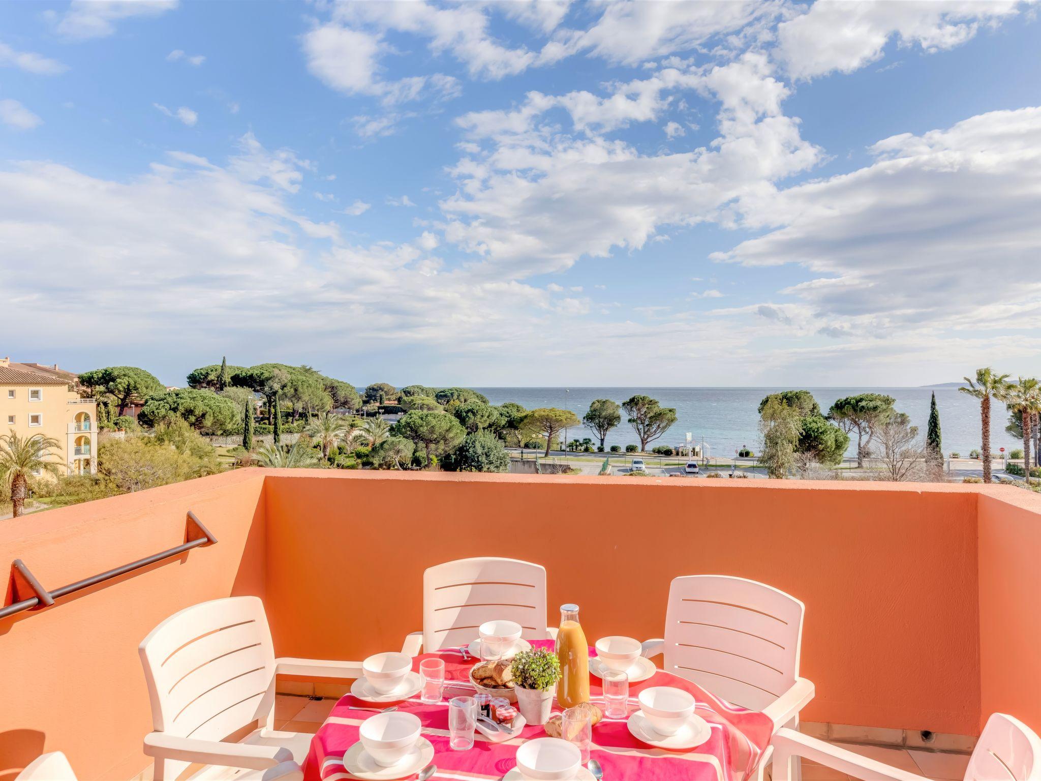 Foto 1 - Apartamento de 2 habitaciones en Roquebrune-sur-Argens con piscina y vistas al mar