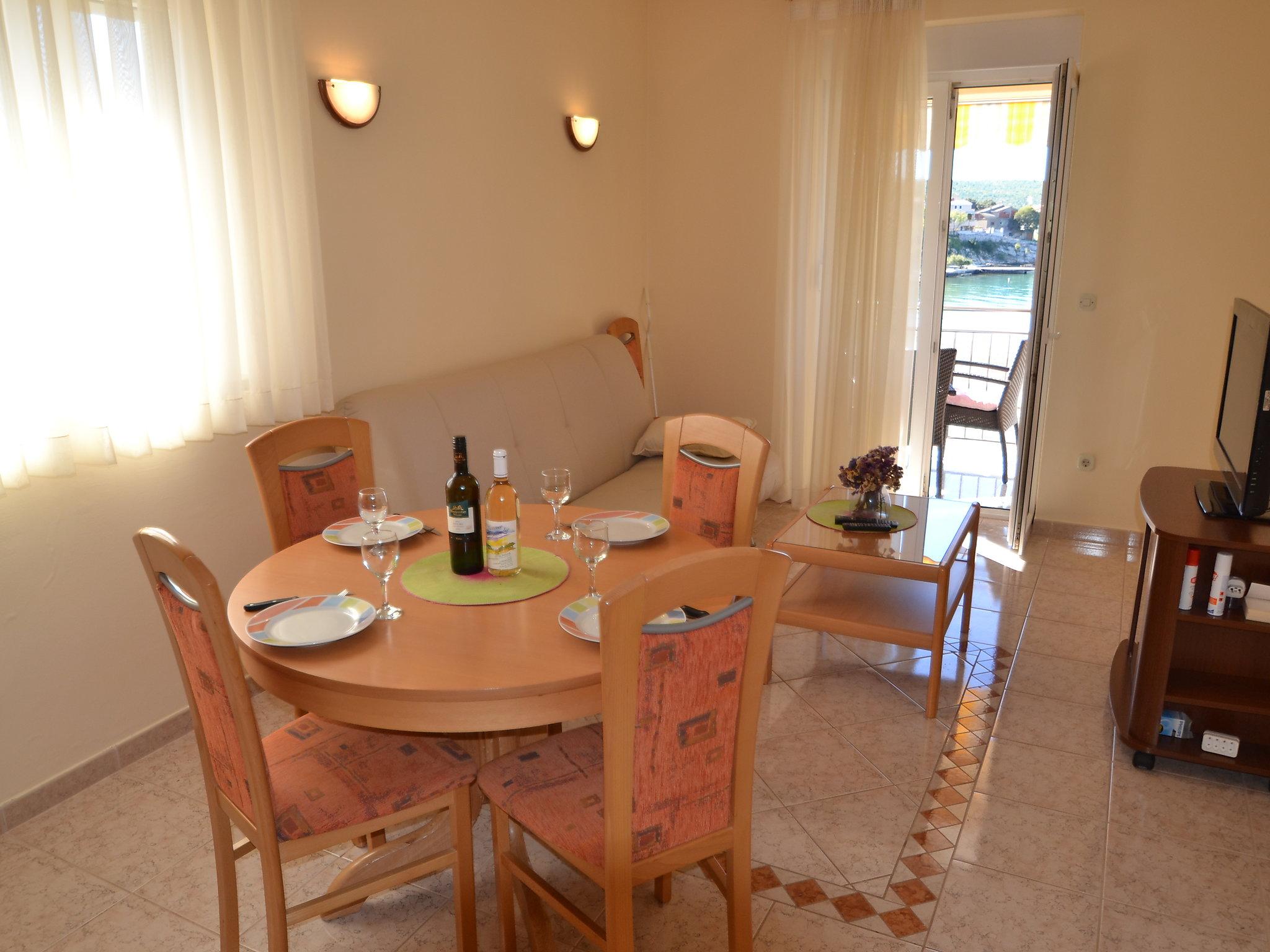 Foto 4 - Apartamento de 1 habitación en Obrovac con vistas al mar