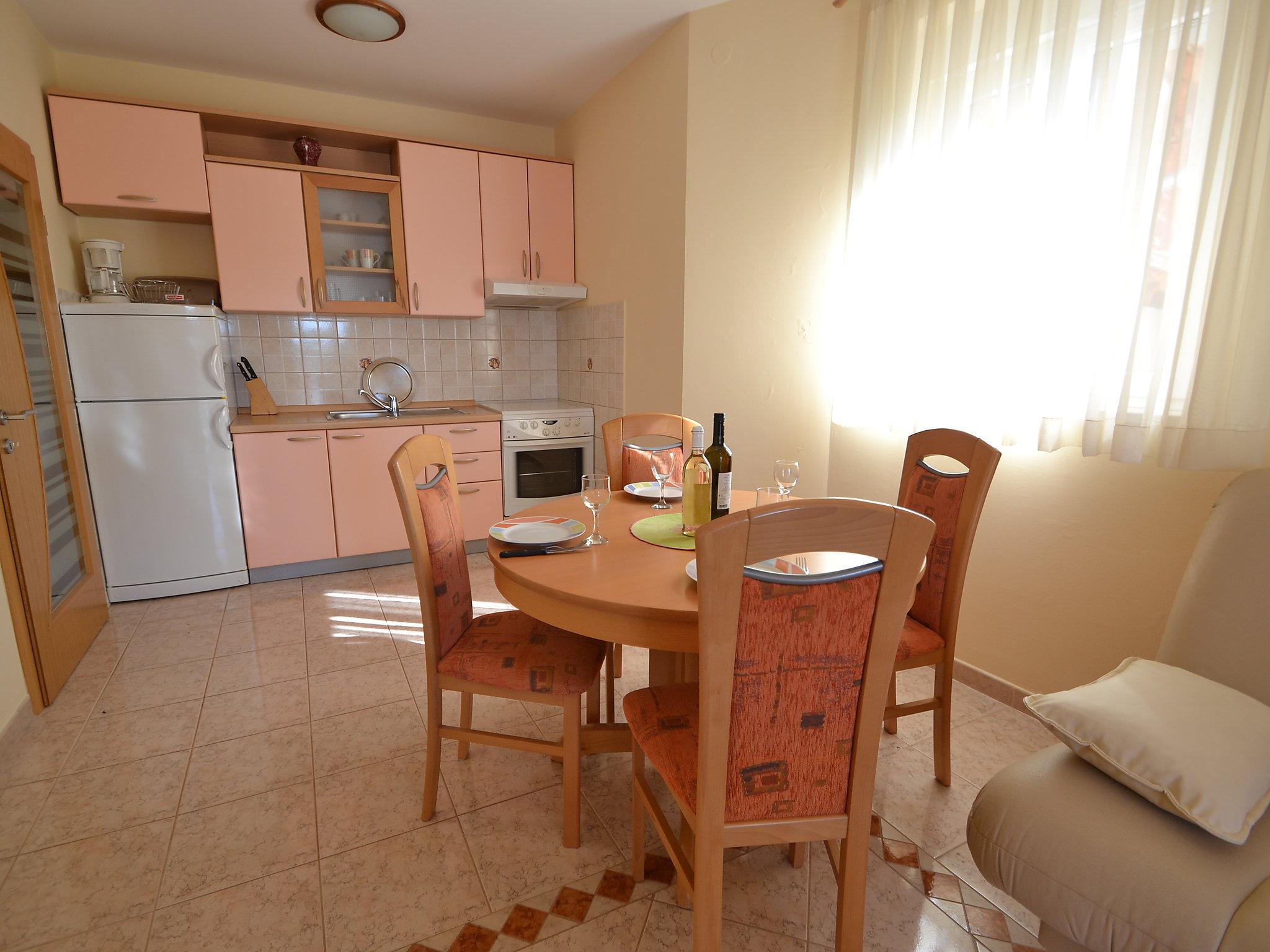Foto 3 - Apartamento de 1 habitación en Obrovac con vistas al mar