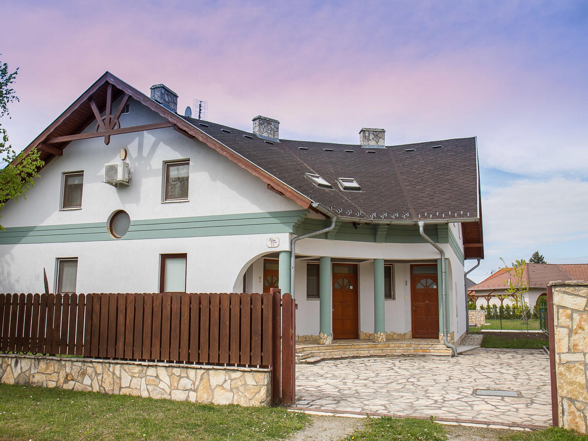 Foto 1 - Apartamento de 3 quartos em Balatonmáriafürdő com jardim e terraço