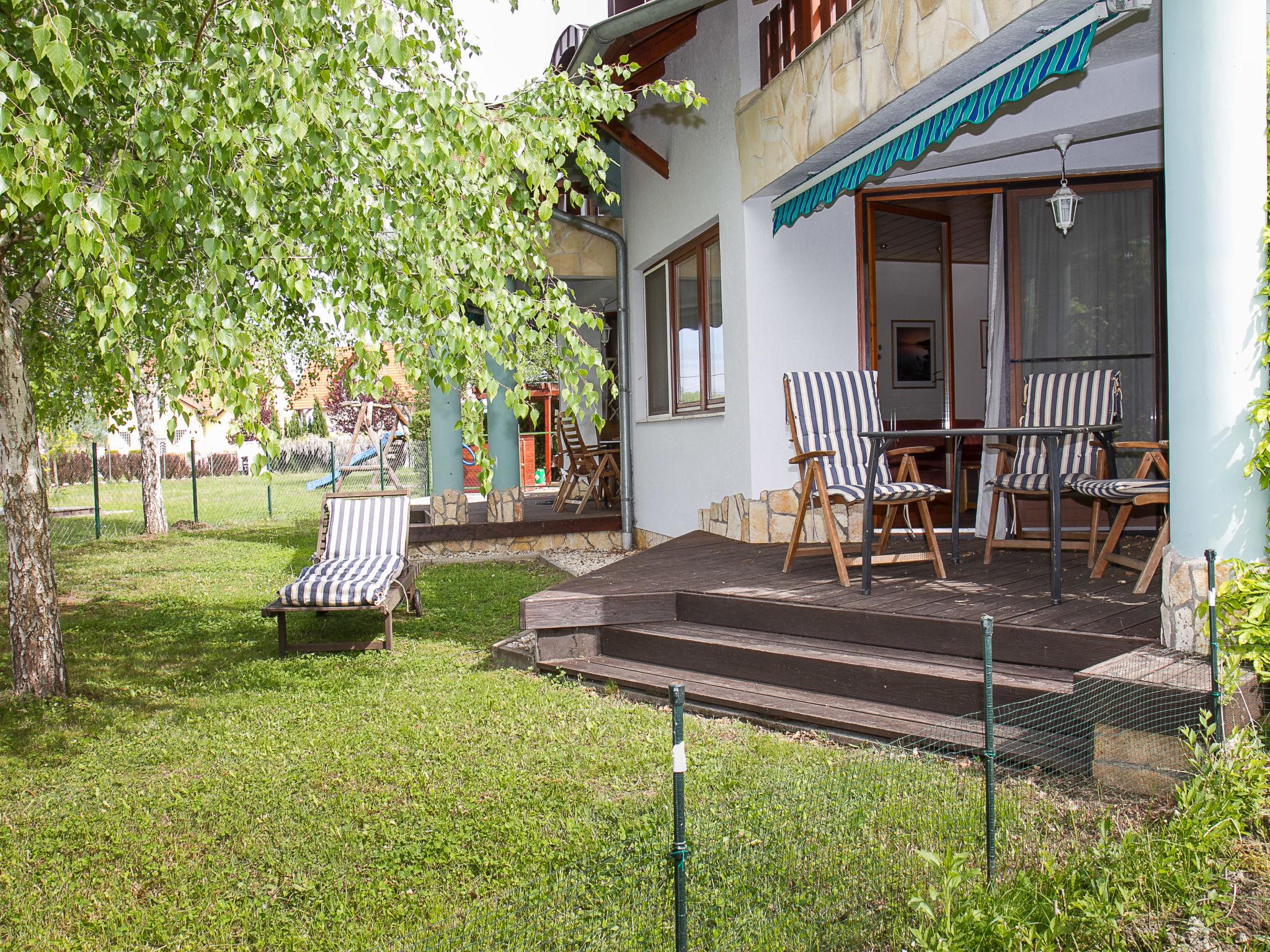 Foto 9 - Appartamento con 3 camere da letto a Balatonmáriafürdő con giardino e terrazza