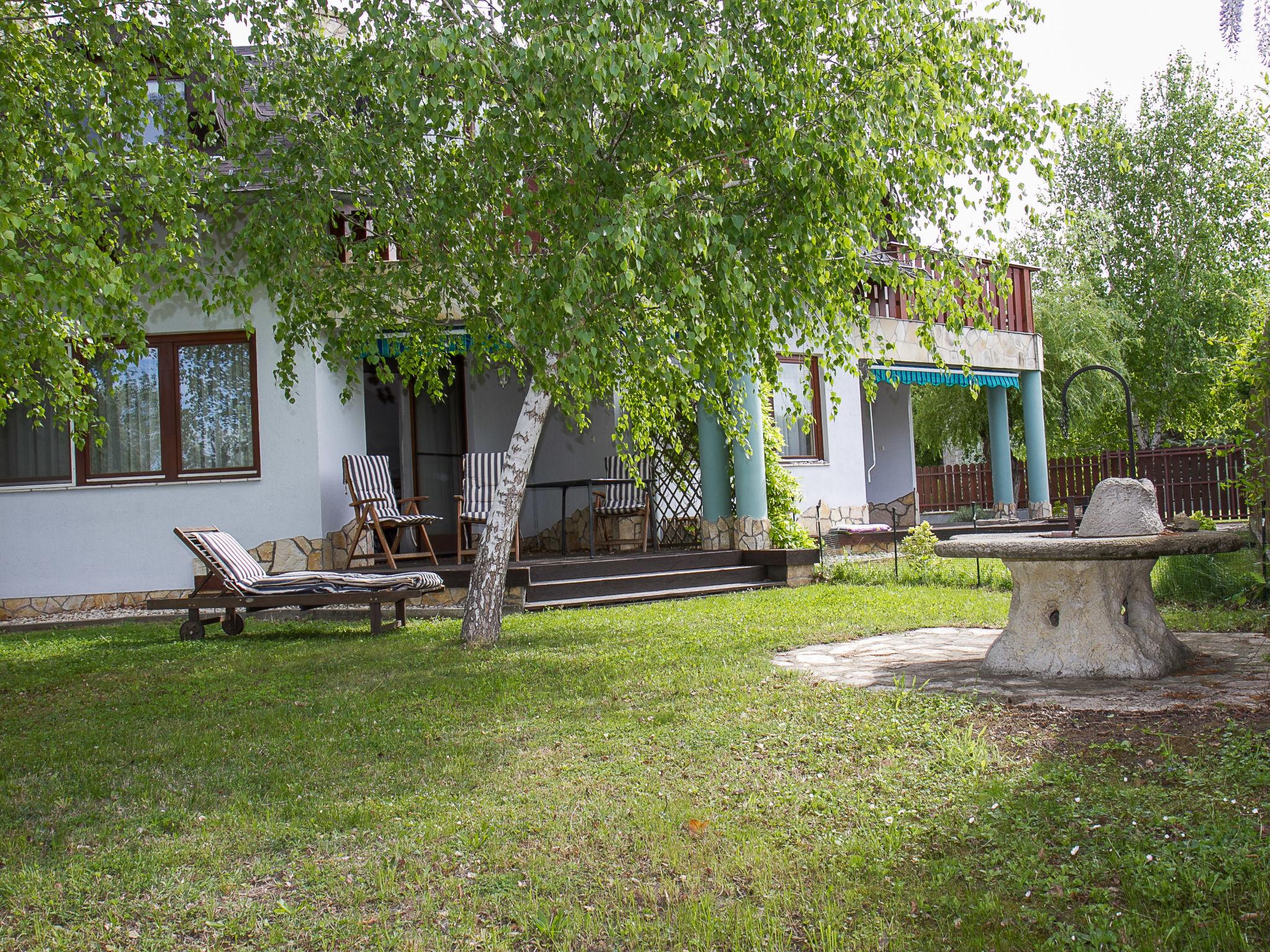 Foto 2 - Appartamento con 3 camere da letto a Balatonmáriafürdő con giardino e terrazza