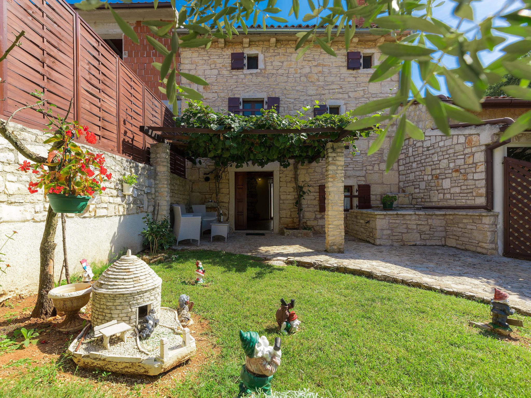 Photo 39 - Maison de 2 chambres à Žminj avec piscine privée et jardin