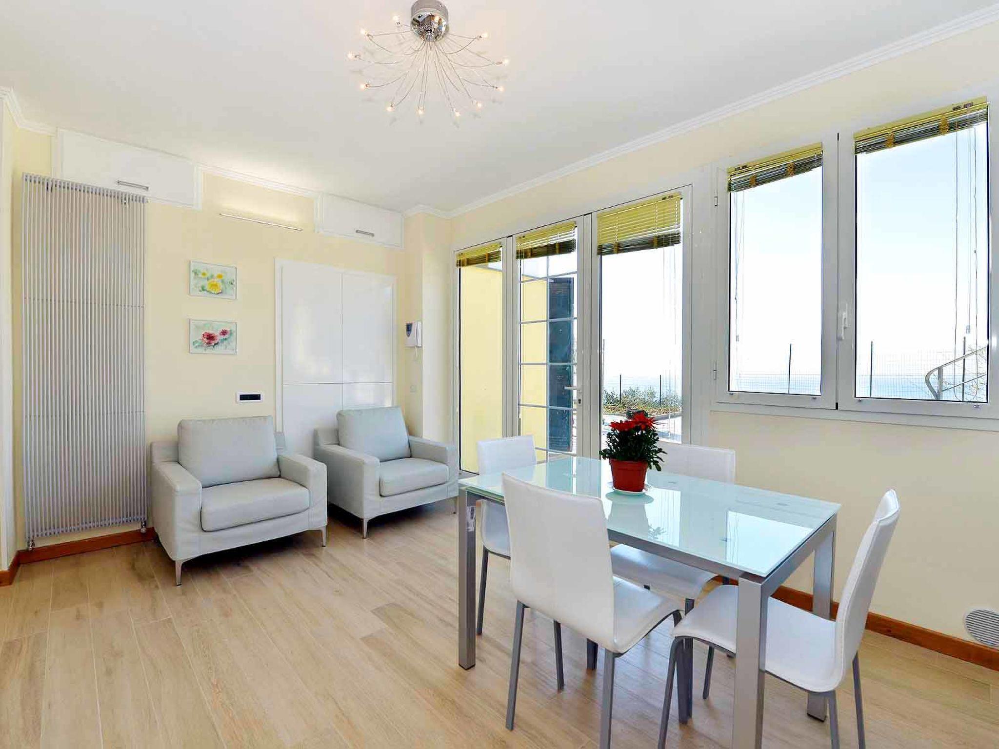 Foto 5 - Apartamento de 1 habitación en Imperia con jardín y vistas al mar