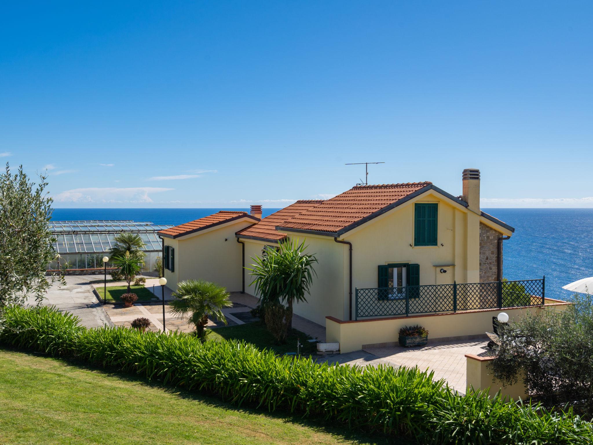 Photo 1 - Appartement de 1 chambre à Imperia avec jardin et vues à la mer